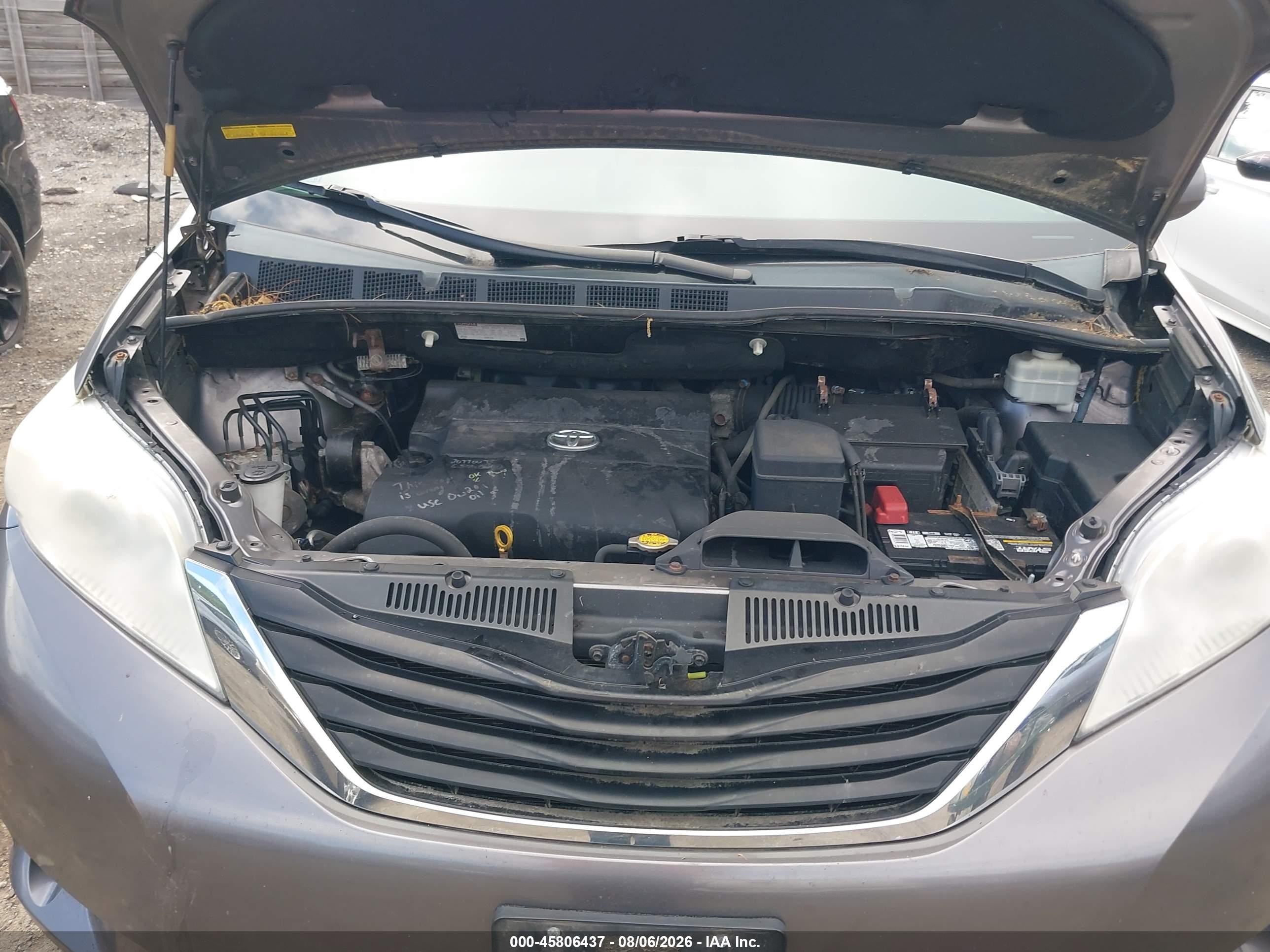 2011 Toyota Sienna Le V6 Серый vin: 5TDKK3DC6BS014736