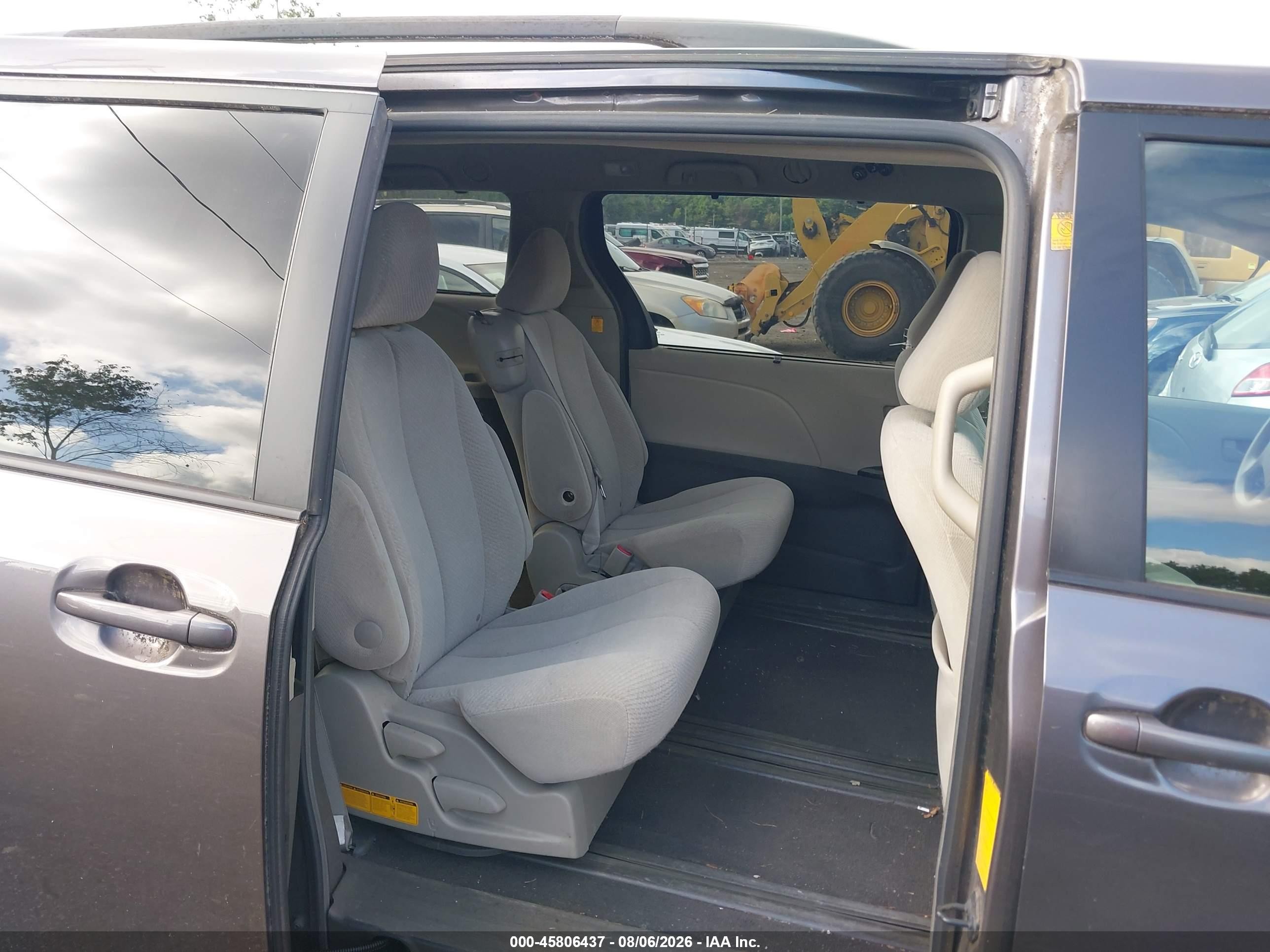 2011 Toyota Sienna Le V6 Серый vin: 5TDKK3DC6BS014736