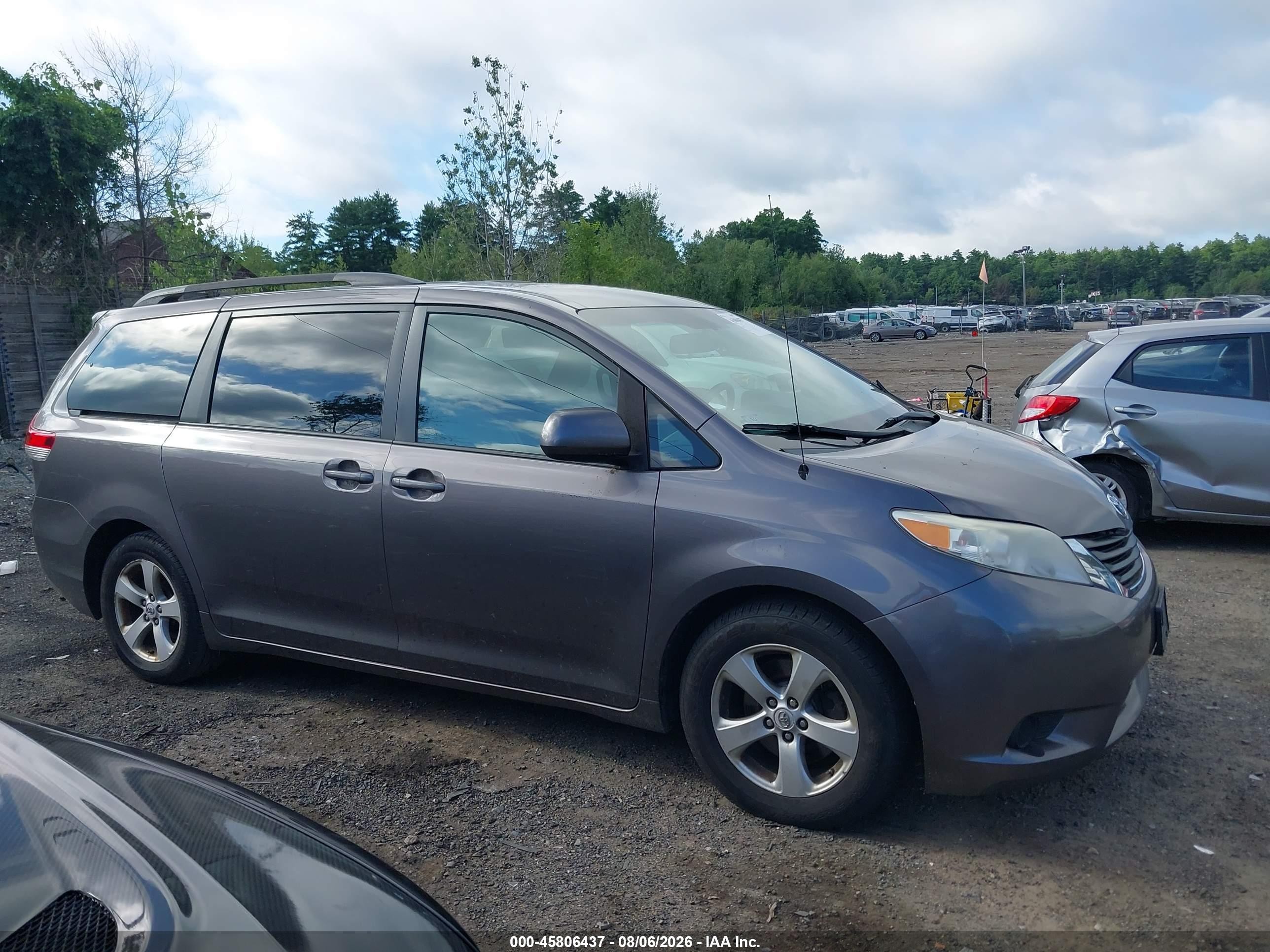 2011 Toyota Sienna Le V6 Серый vin: 5TDKK3DC6BS014736