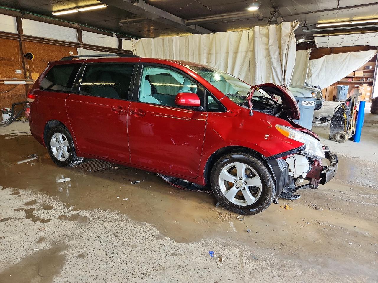2011 Toyota Sienna Le Maroon vin: 5TDKK3DC6BS018690