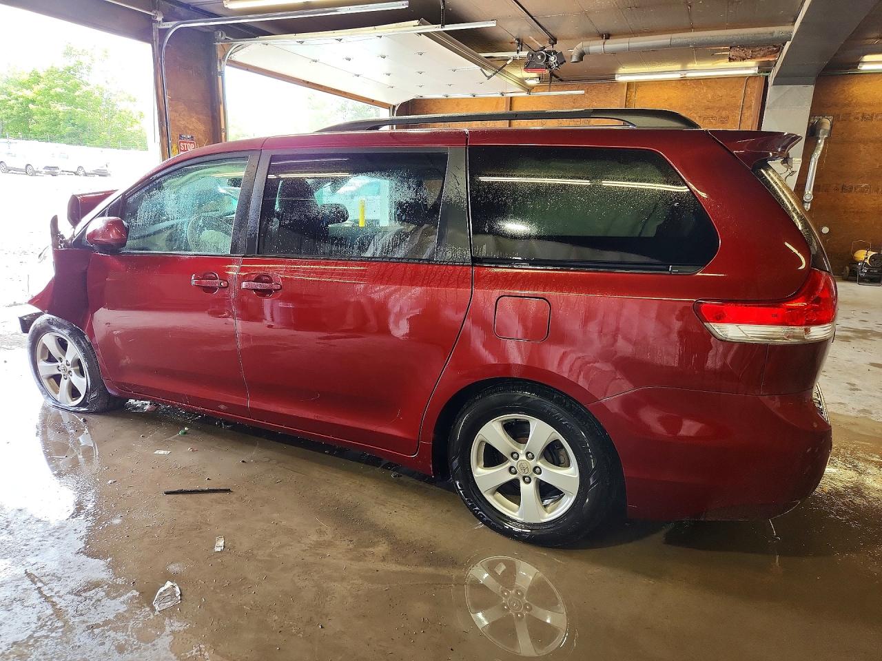 2011 Toyota Sienna Le Maroon vin: 5TDKK3DC6BS018690