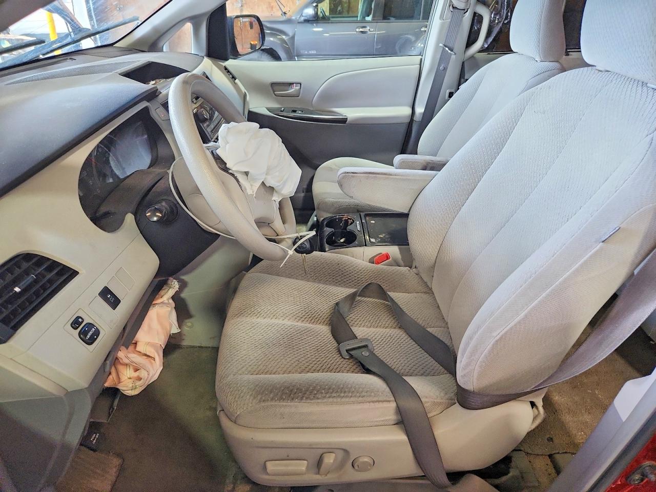 2011 Toyota Sienna Le Maroon vin: 5TDKK3DC6BS018690