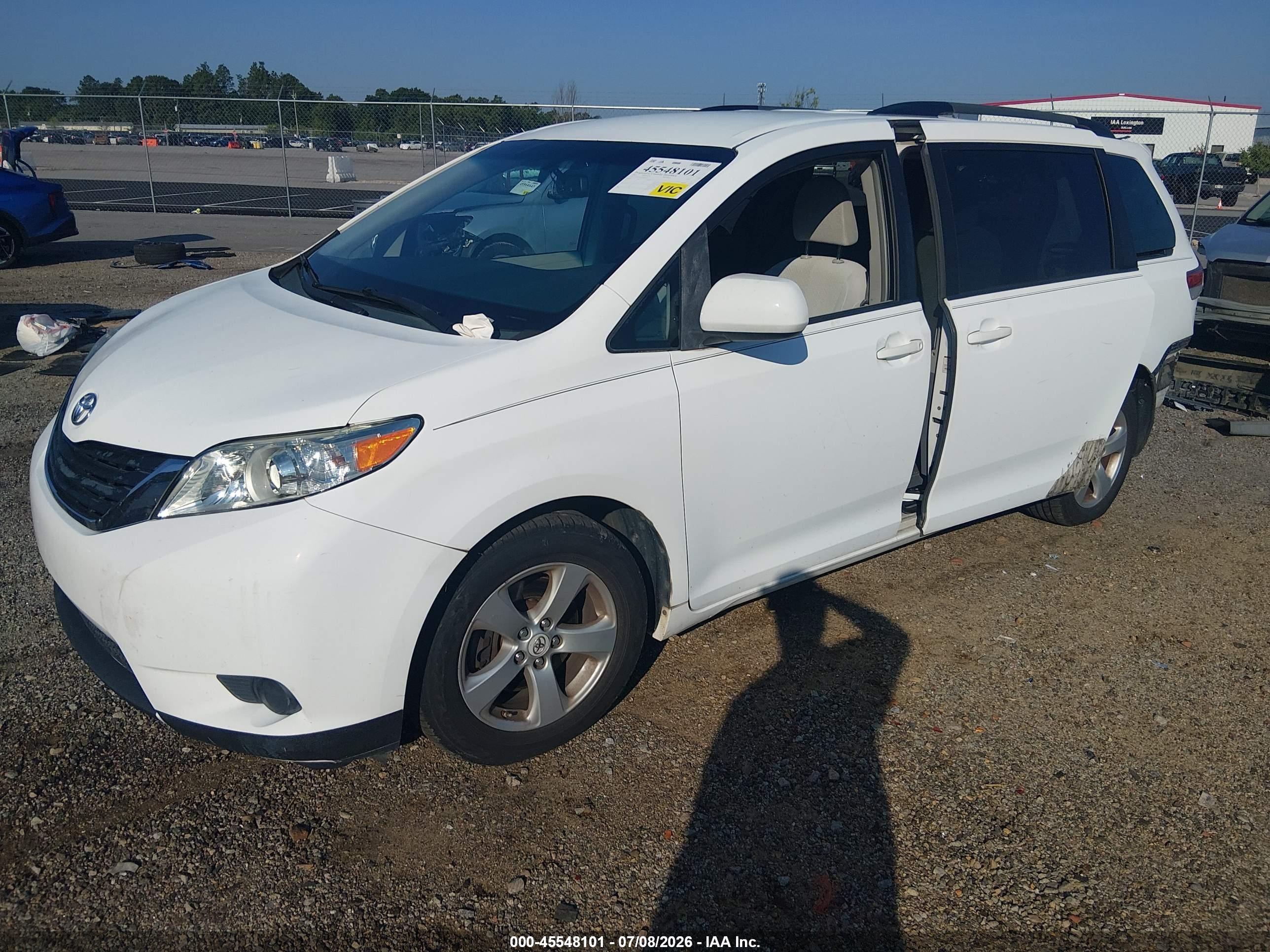 2011 Toyota Sienna Le V6 White vin: 5TDKK3DC6BS030371