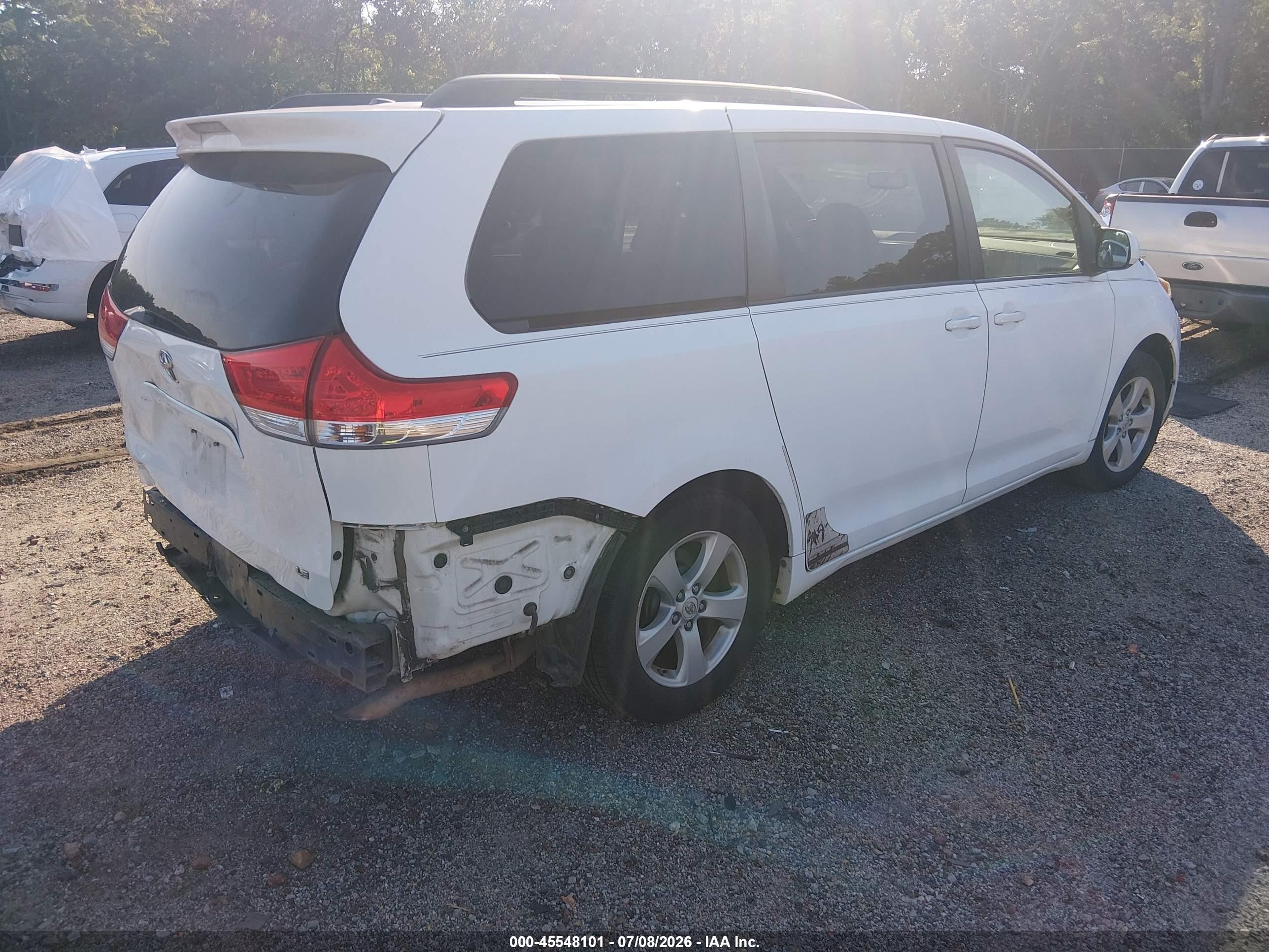 2011 Toyota Sienna Le V6 White vin: 5TDKK3DC6BS030371