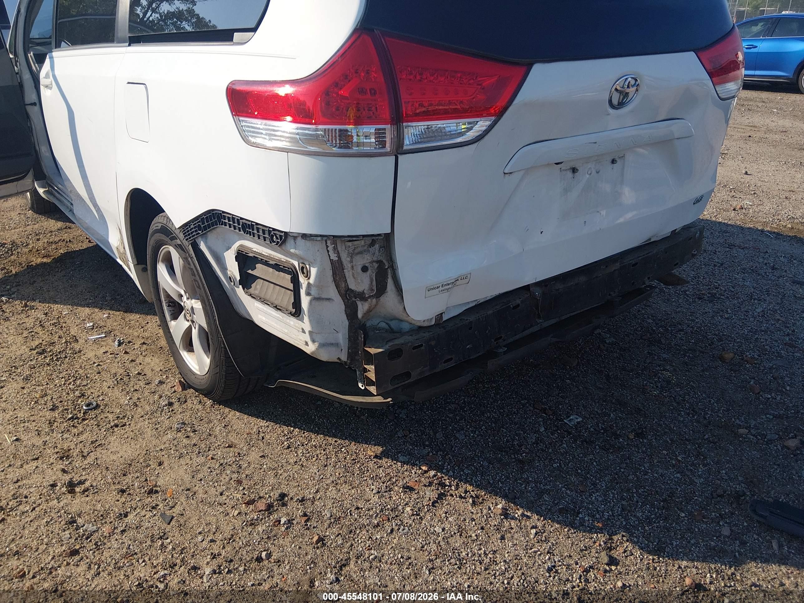 2011 Toyota Sienna Le V6 White vin: 5TDKK3DC6BS030371