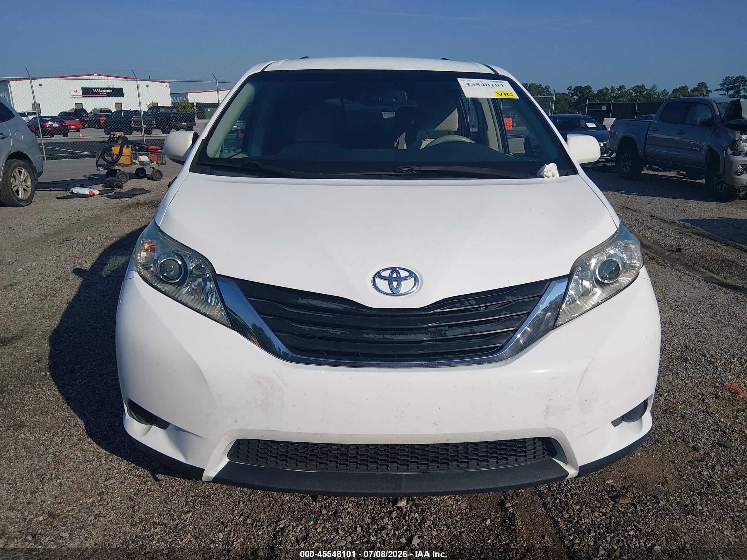 2011 Toyota Sienna Le V6 White vin: 5TDKK3DC6BS030371