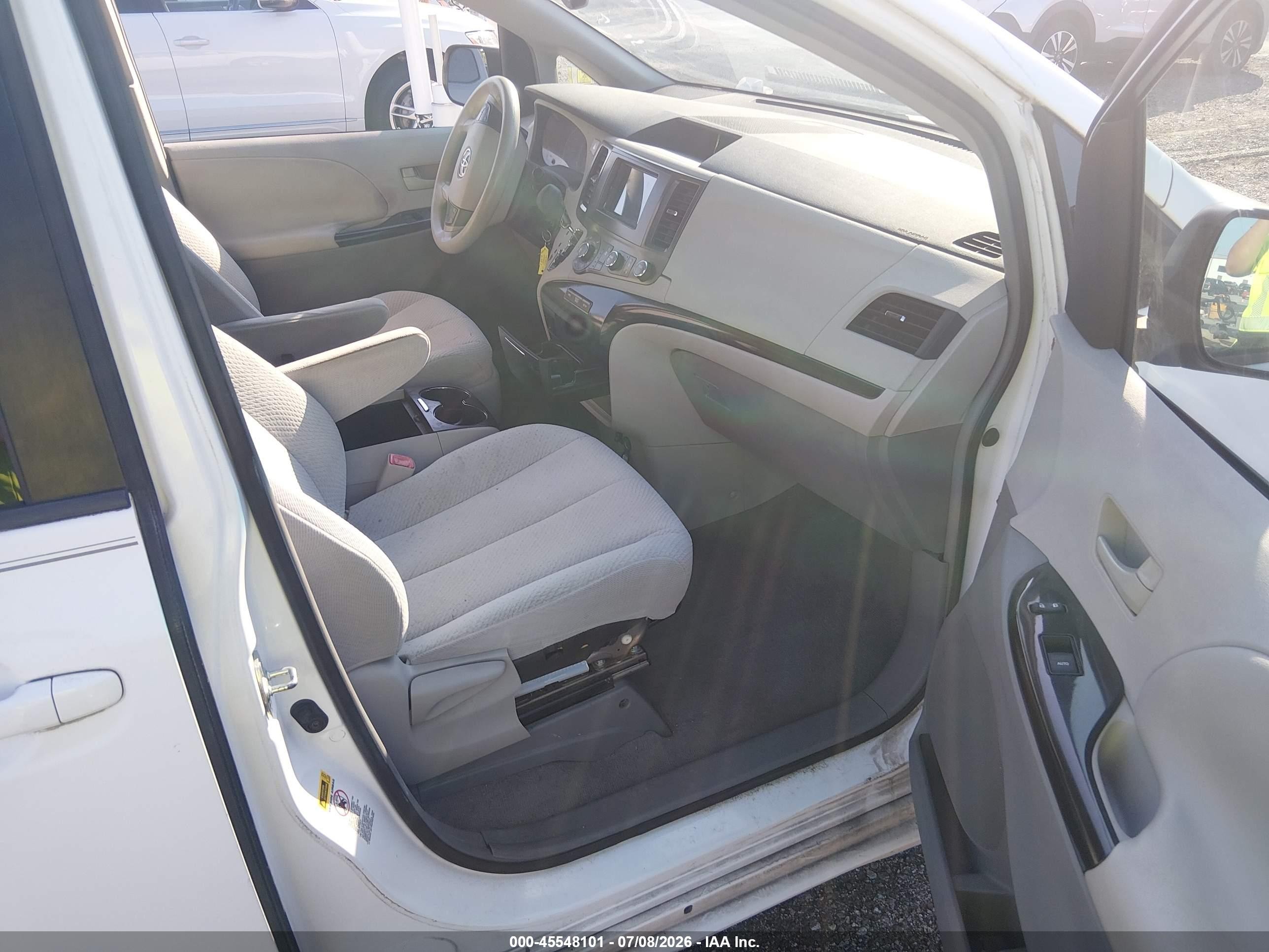 2011 Toyota Sienna Le V6 White vin: 5TDKK3DC6BS030371