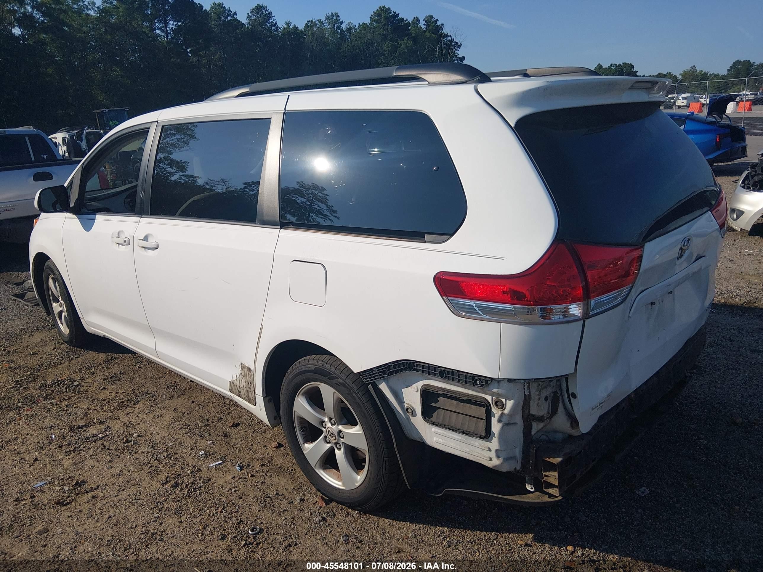 2011 Toyota Sienna Le V6 White vin: 5TDKK3DC6BS030371