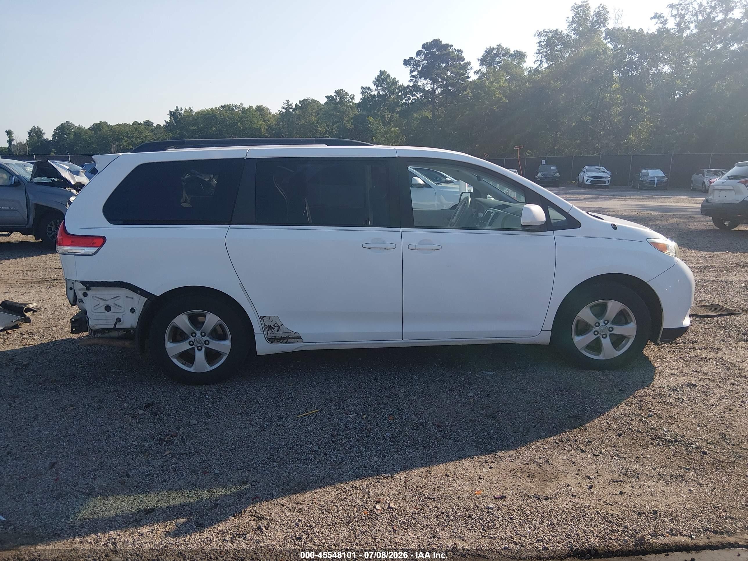 2011 Toyota Sienna Le V6 White vin: 5TDKK3DC6BS030371