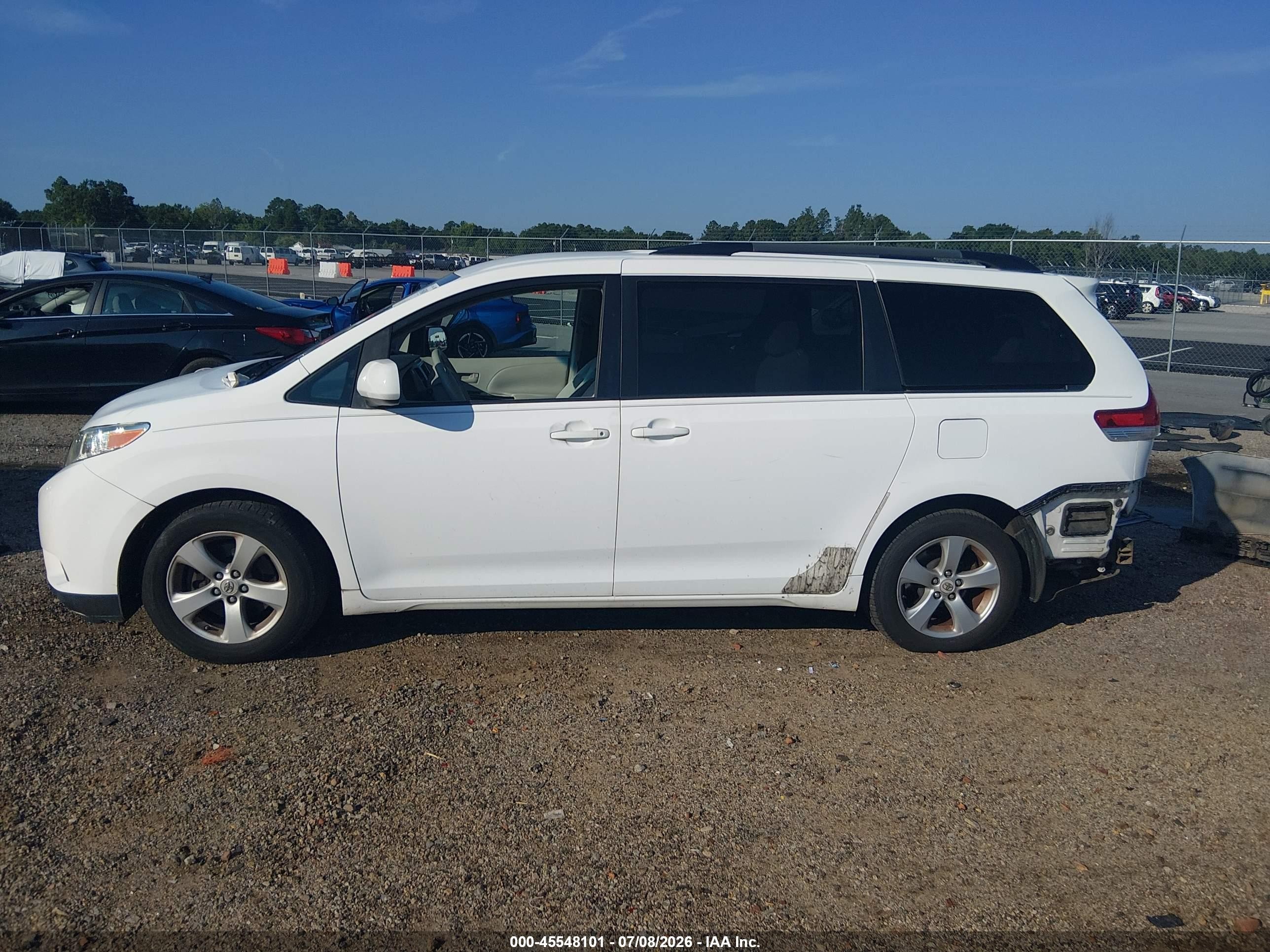2011 Toyota Sienna Le V6 White vin: 5TDKK3DC6BS030371