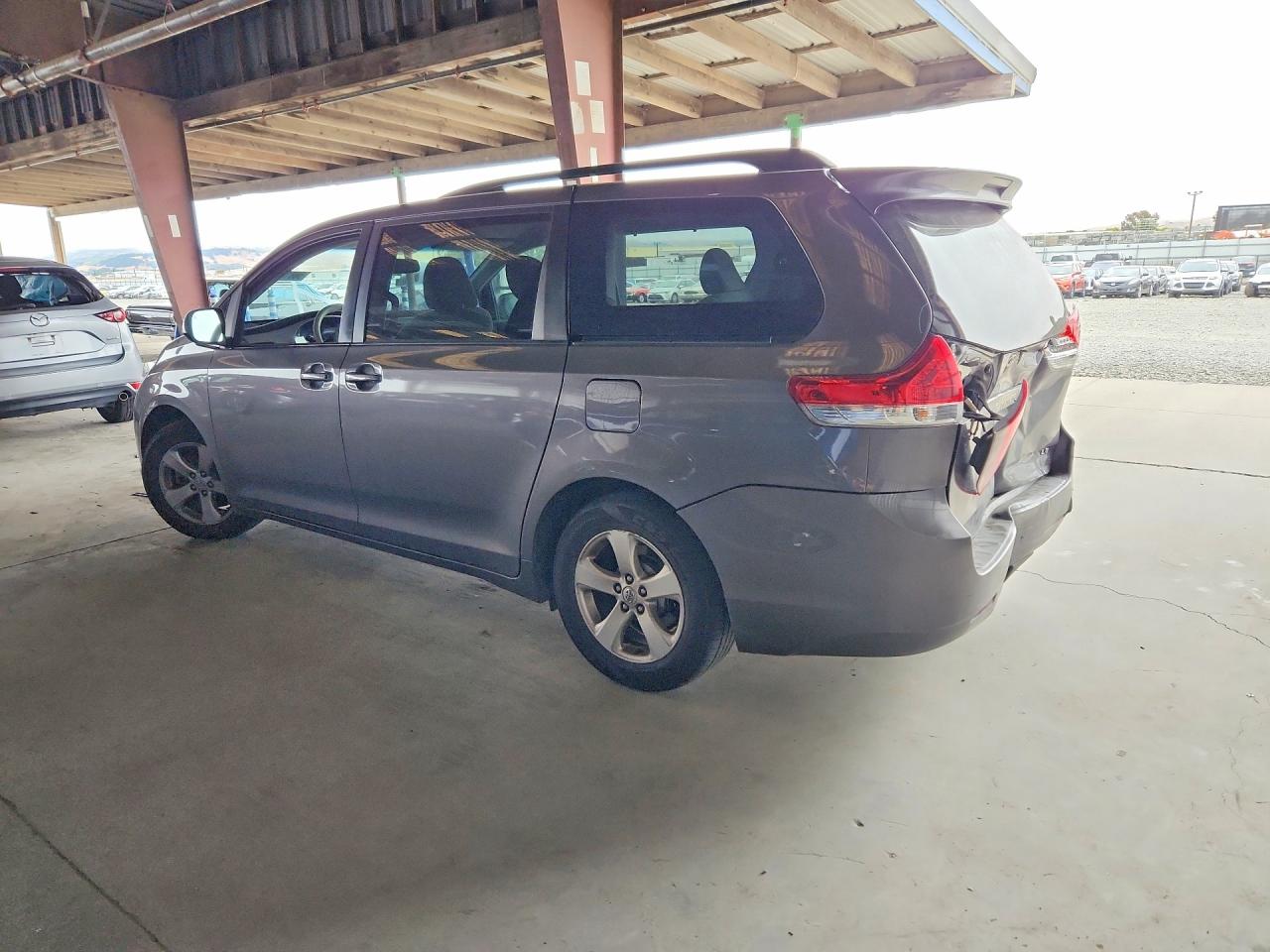 2011 Toyota Sienna Le Gray vin: 5TDKK3DC6BS033710