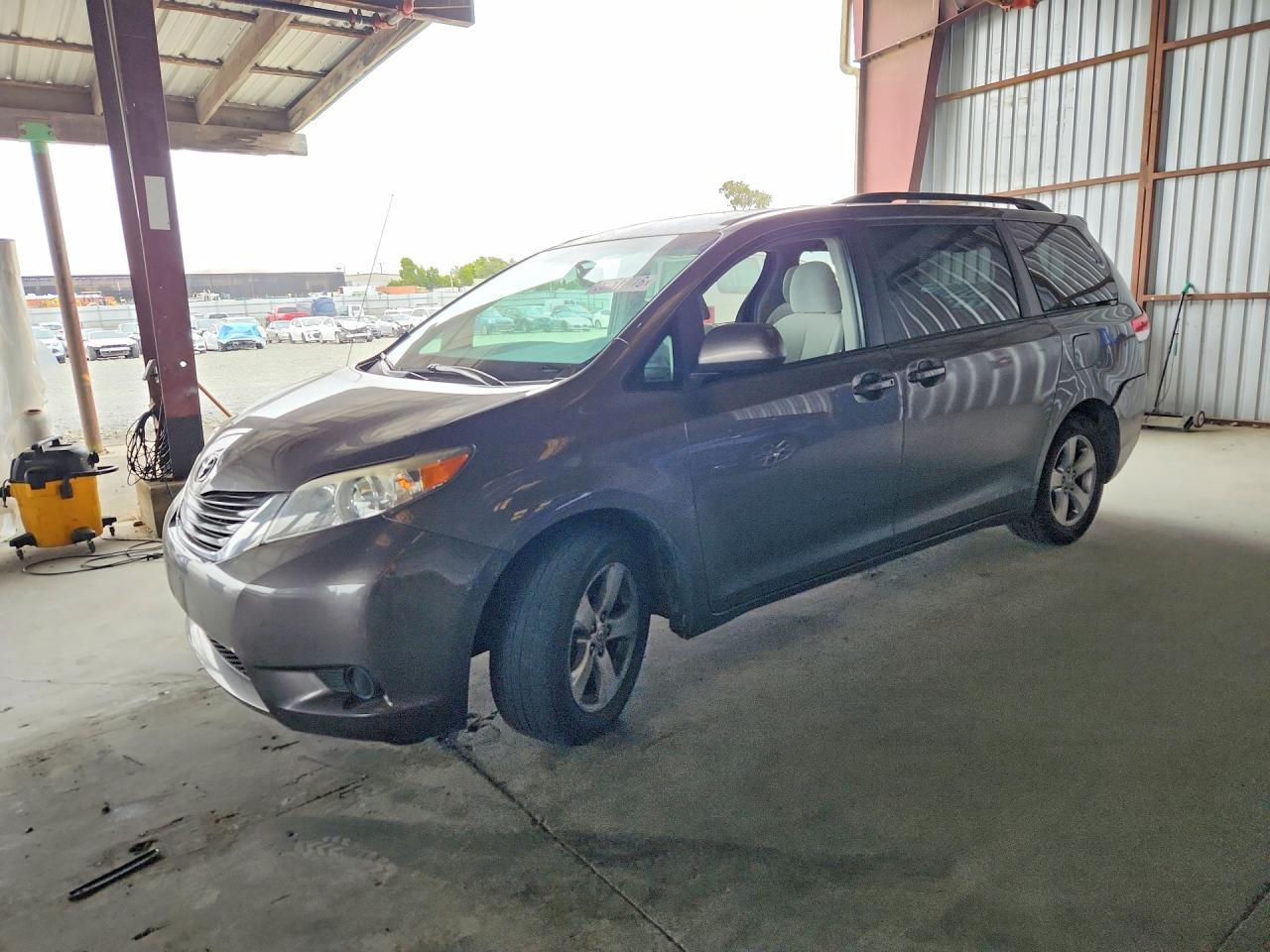 2011 Toyota Sienna Le Gray vin: 5TDKK3DC6BS033710
