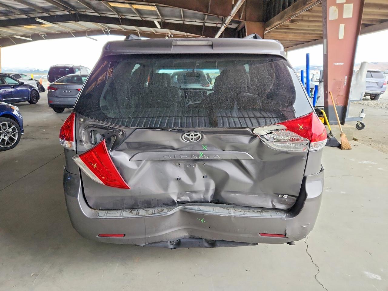 2011 Toyota Sienna Le Gray vin: 5TDKK3DC6BS033710