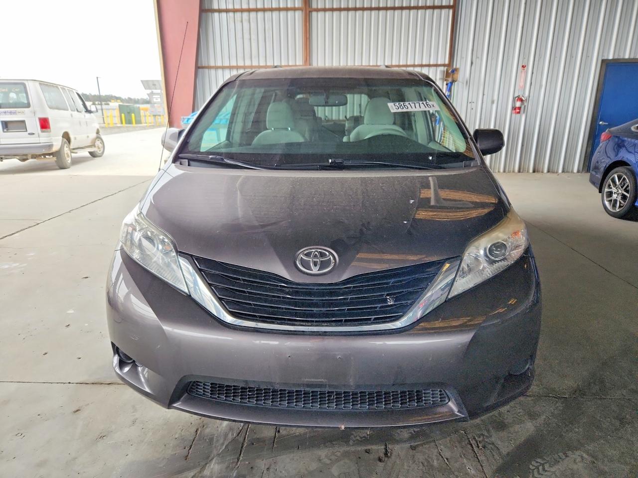 2011 Toyota Sienna Le Gray vin: 5TDKK3DC6BS033710