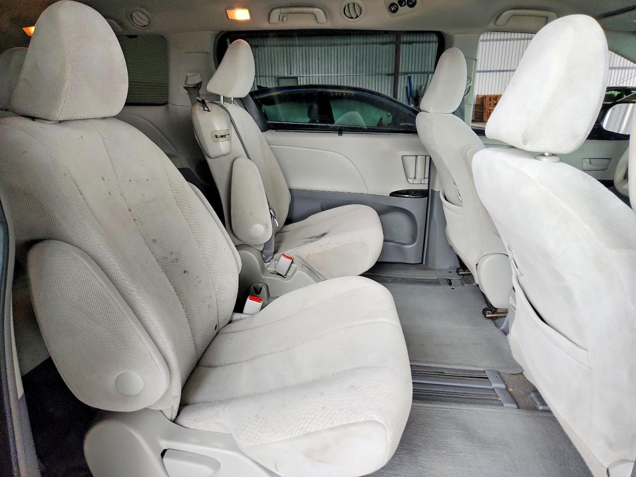 2011 Toyota Sienna Le Gray vin: 5TDKK3DC6BS033710
