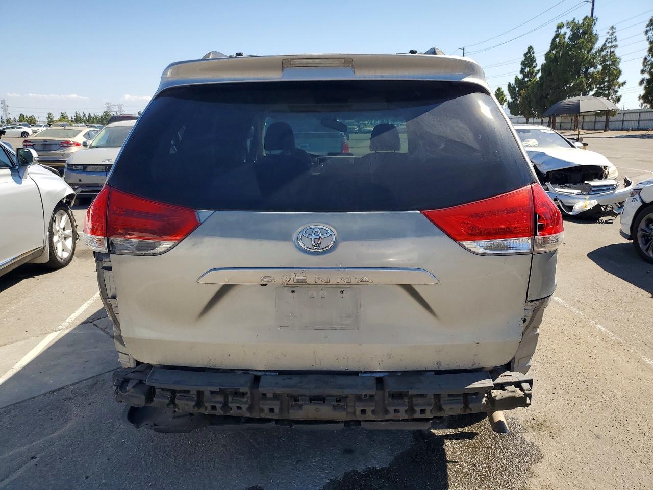 2011 Toyota Sienna Le Silver vin: 5TDKK3DC6BS042357