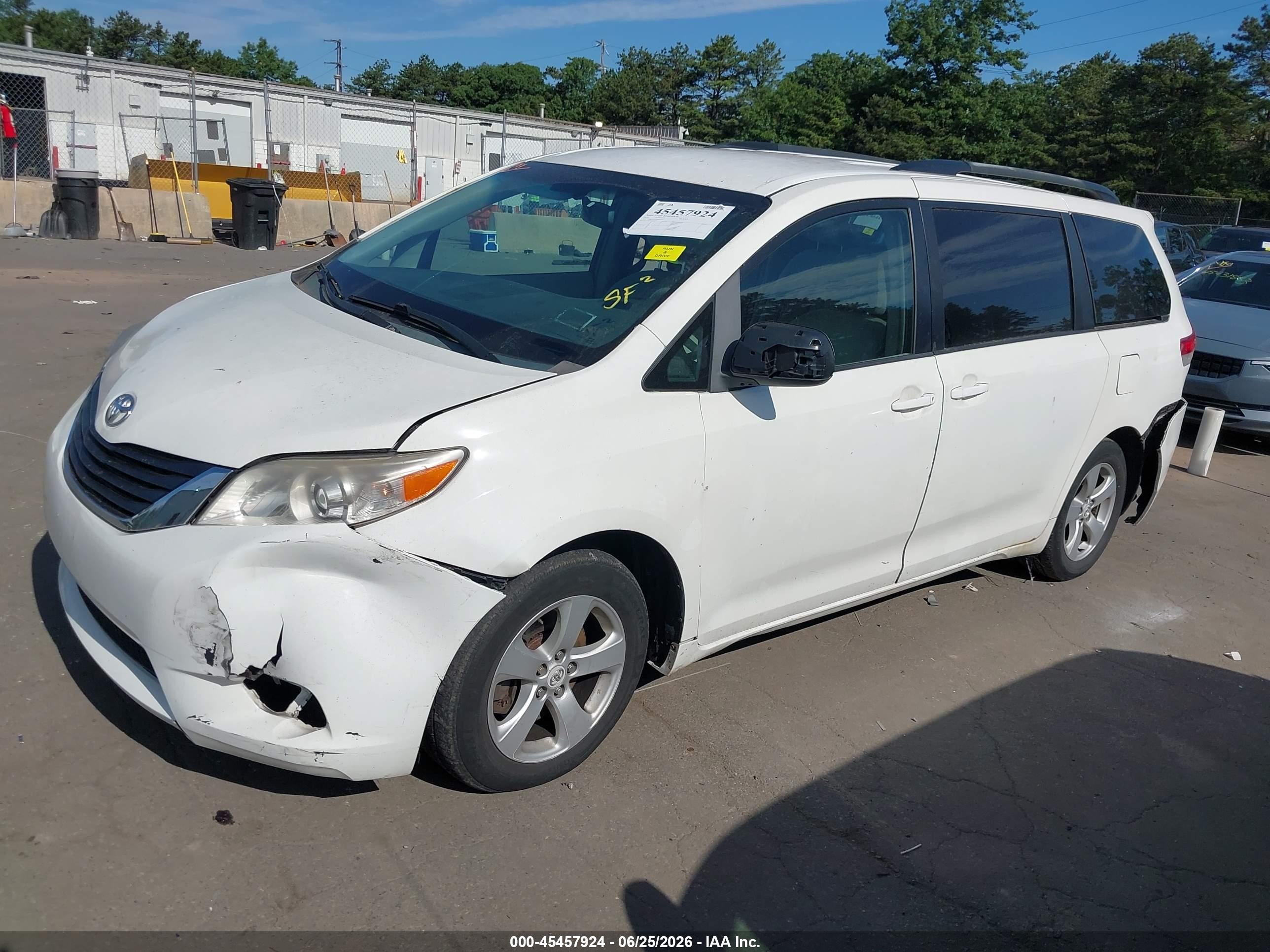 2011 Toyota Sienna Le V6 White vin: 5TDKK3DC6BS042679