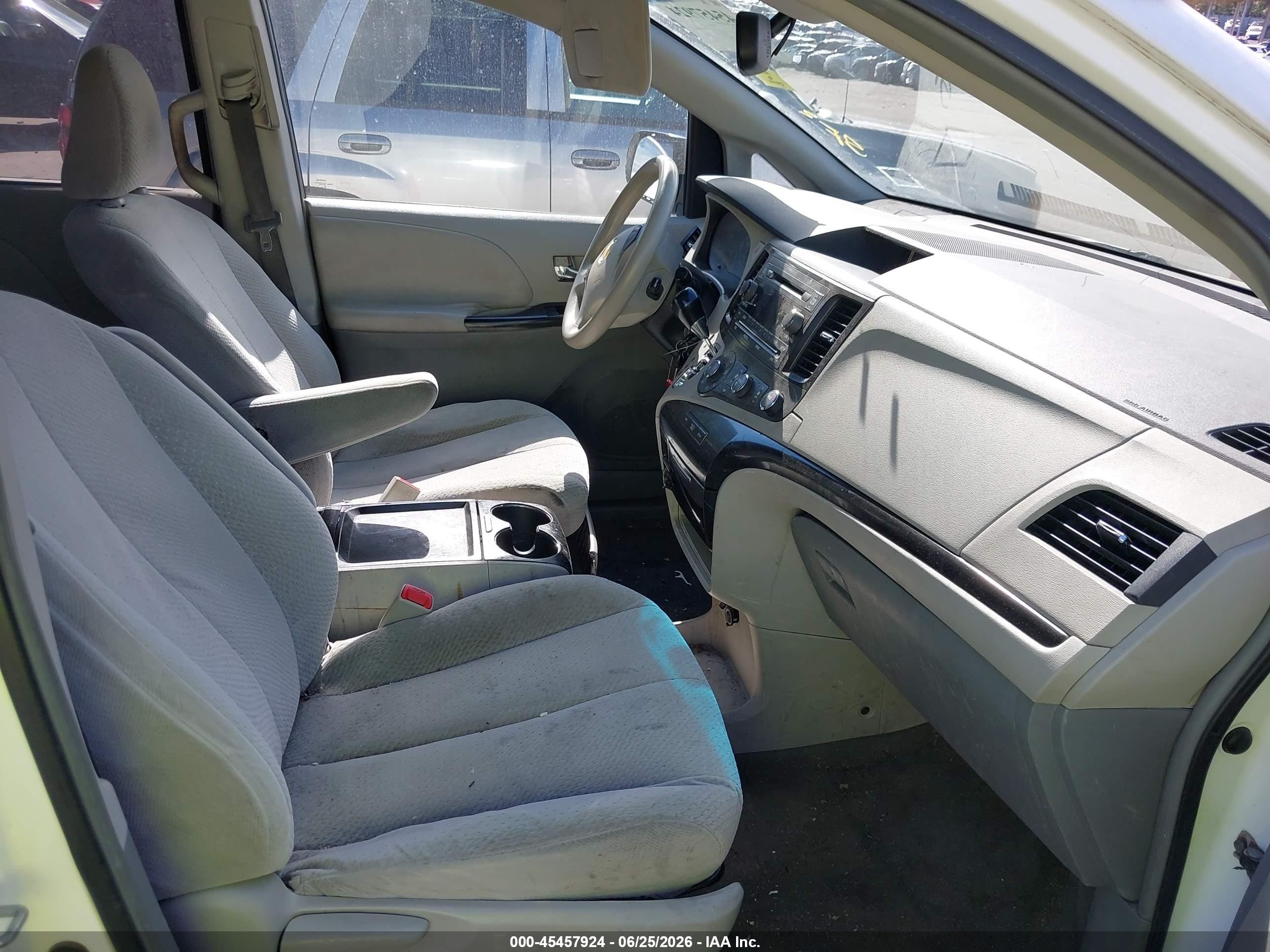 2011 Toyota Sienna Le V6 White vin: 5TDKK3DC6BS042679