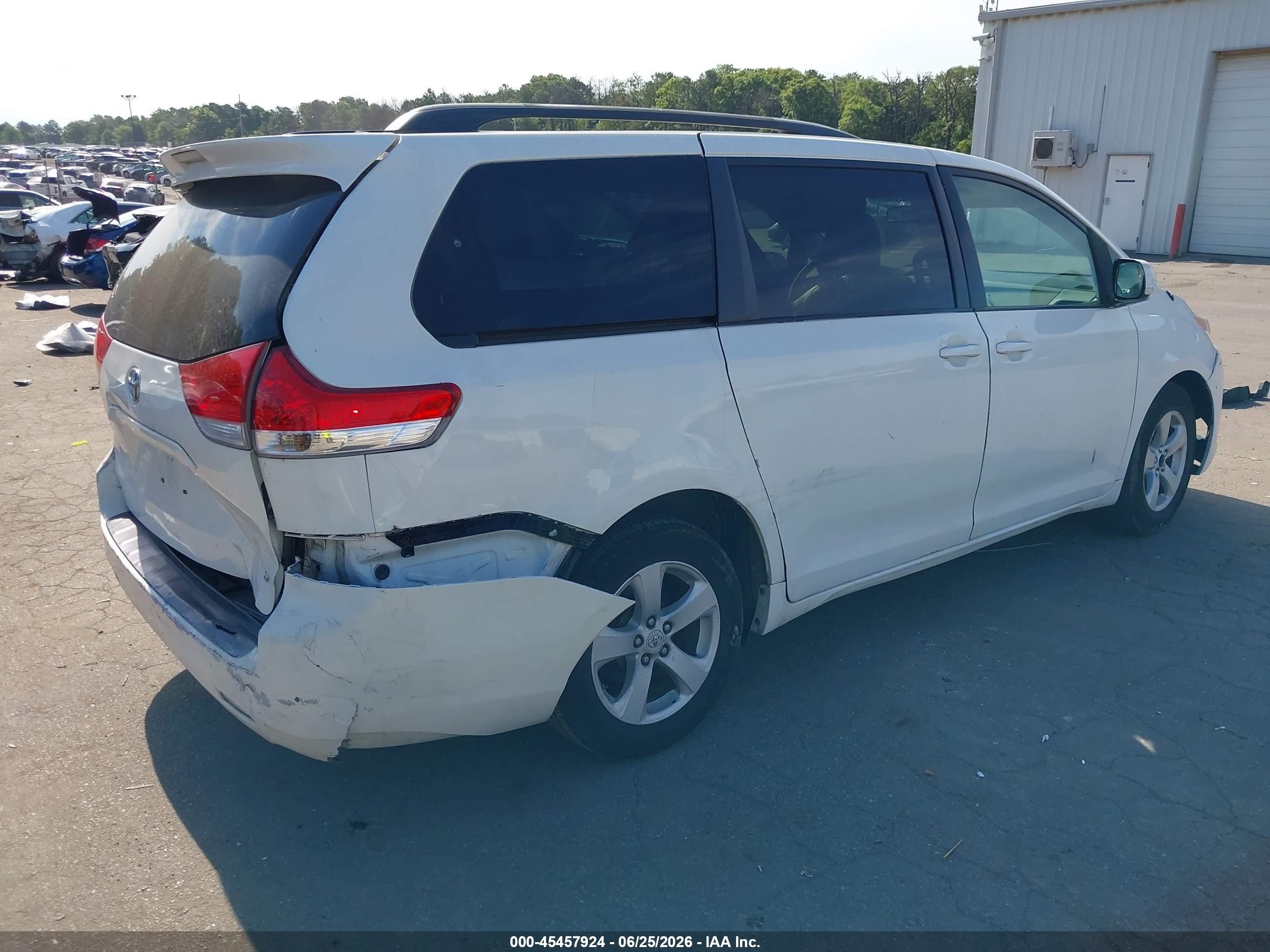 2011 Toyota Sienna Le V6 White vin: 5TDKK3DC6BS042679