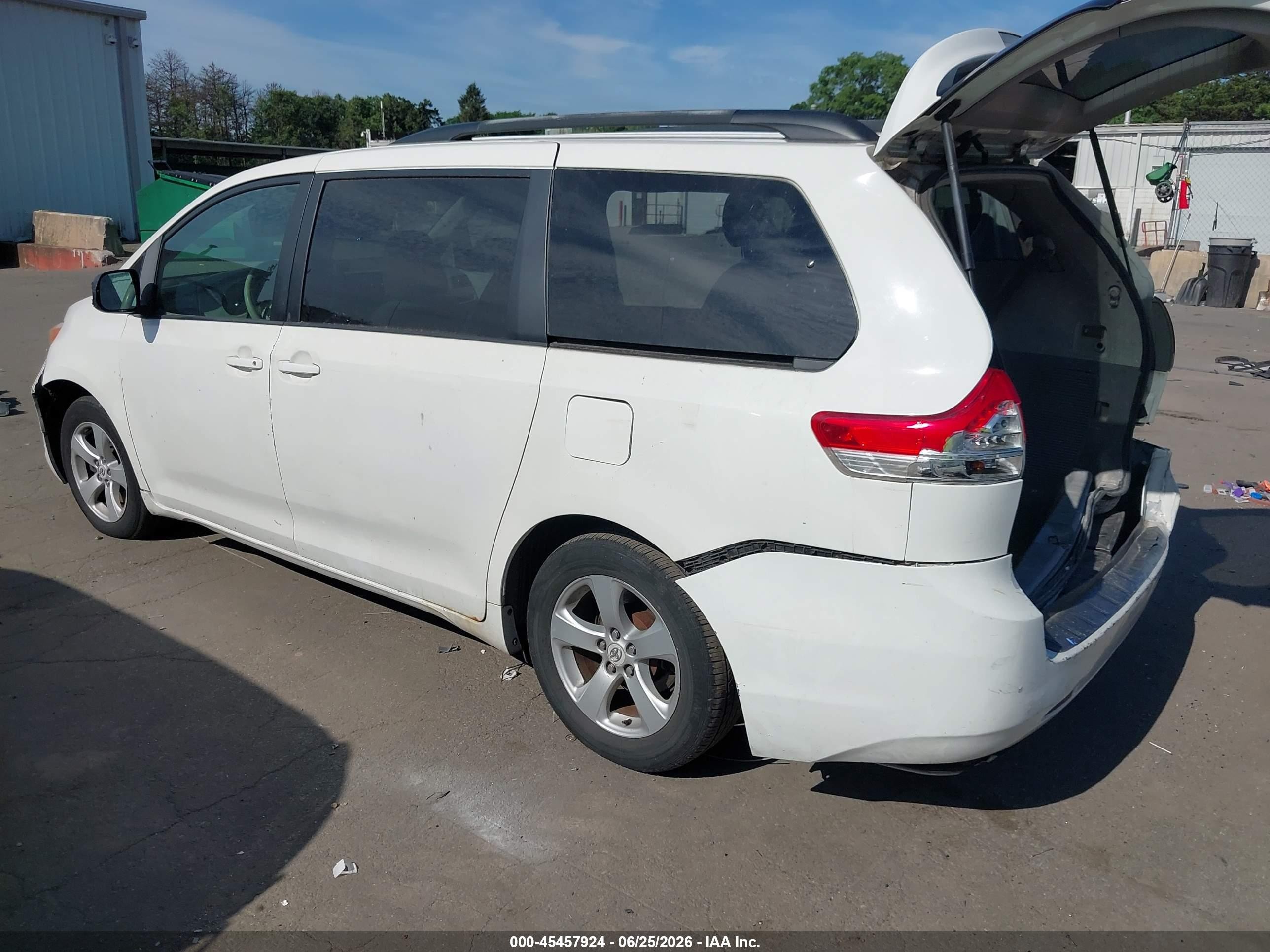 2011 Toyota Sienna Le V6 White vin: 5TDKK3DC6BS042679