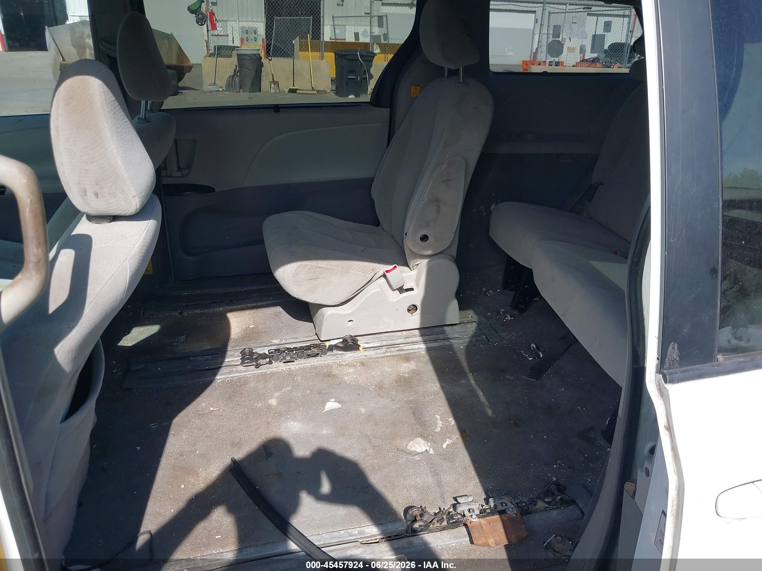 2011 Toyota Sienna Le V6 White vin: 5TDKK3DC6BS042679