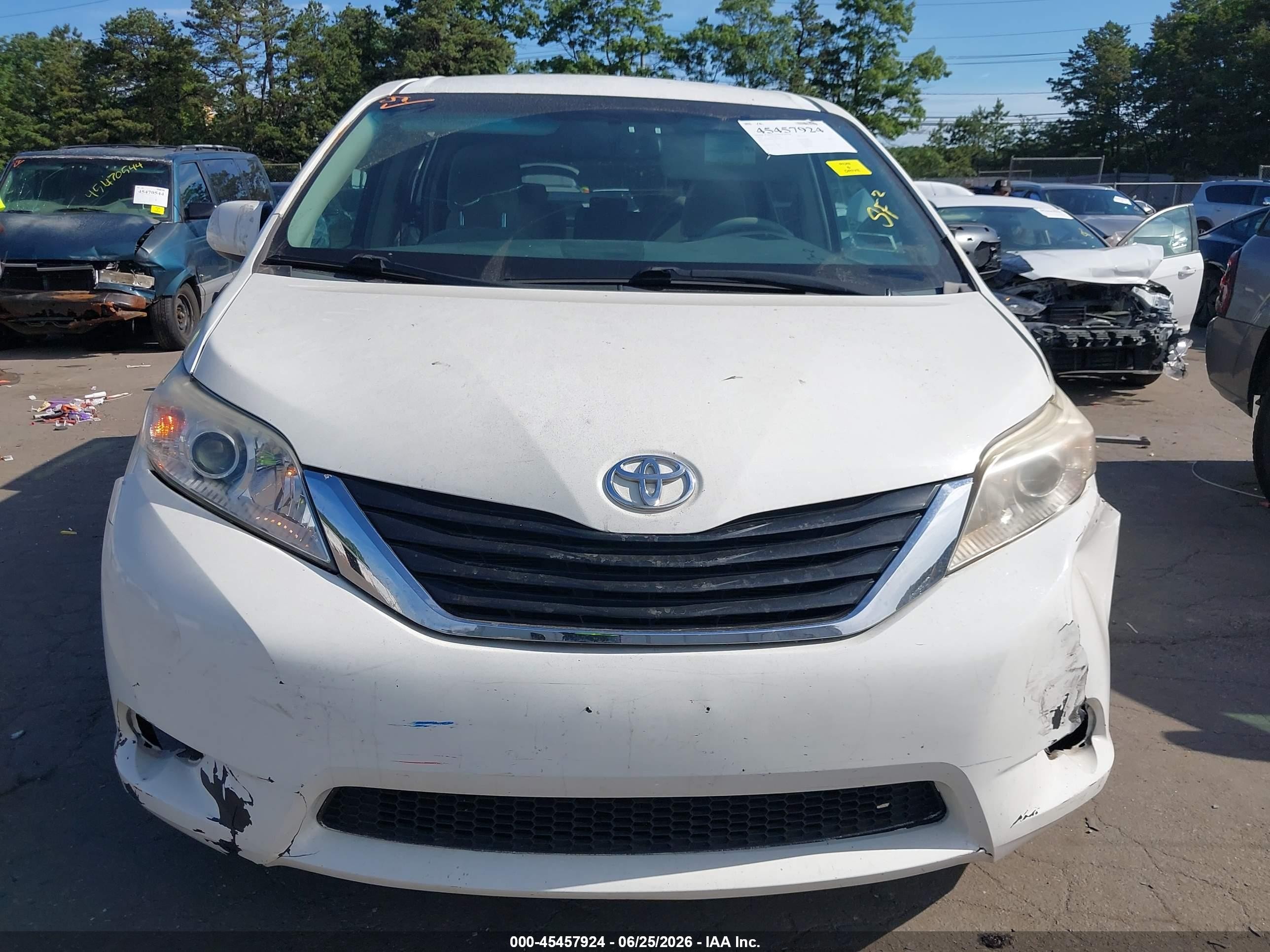 2011 Toyota Sienna Le V6 White vin: 5TDKK3DC6BS042679