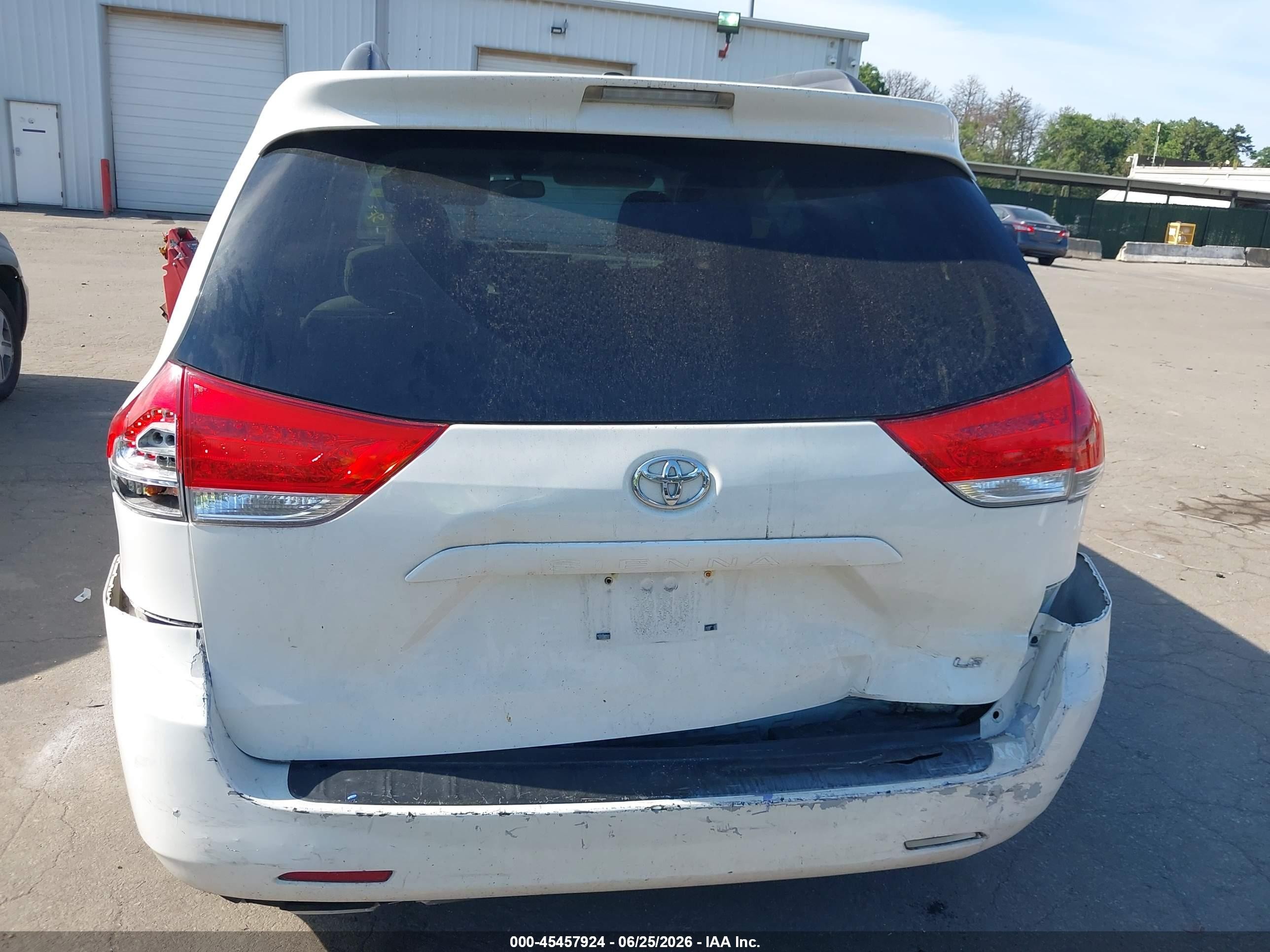2011 Toyota Sienna Le V6 White vin: 5TDKK3DC6BS042679