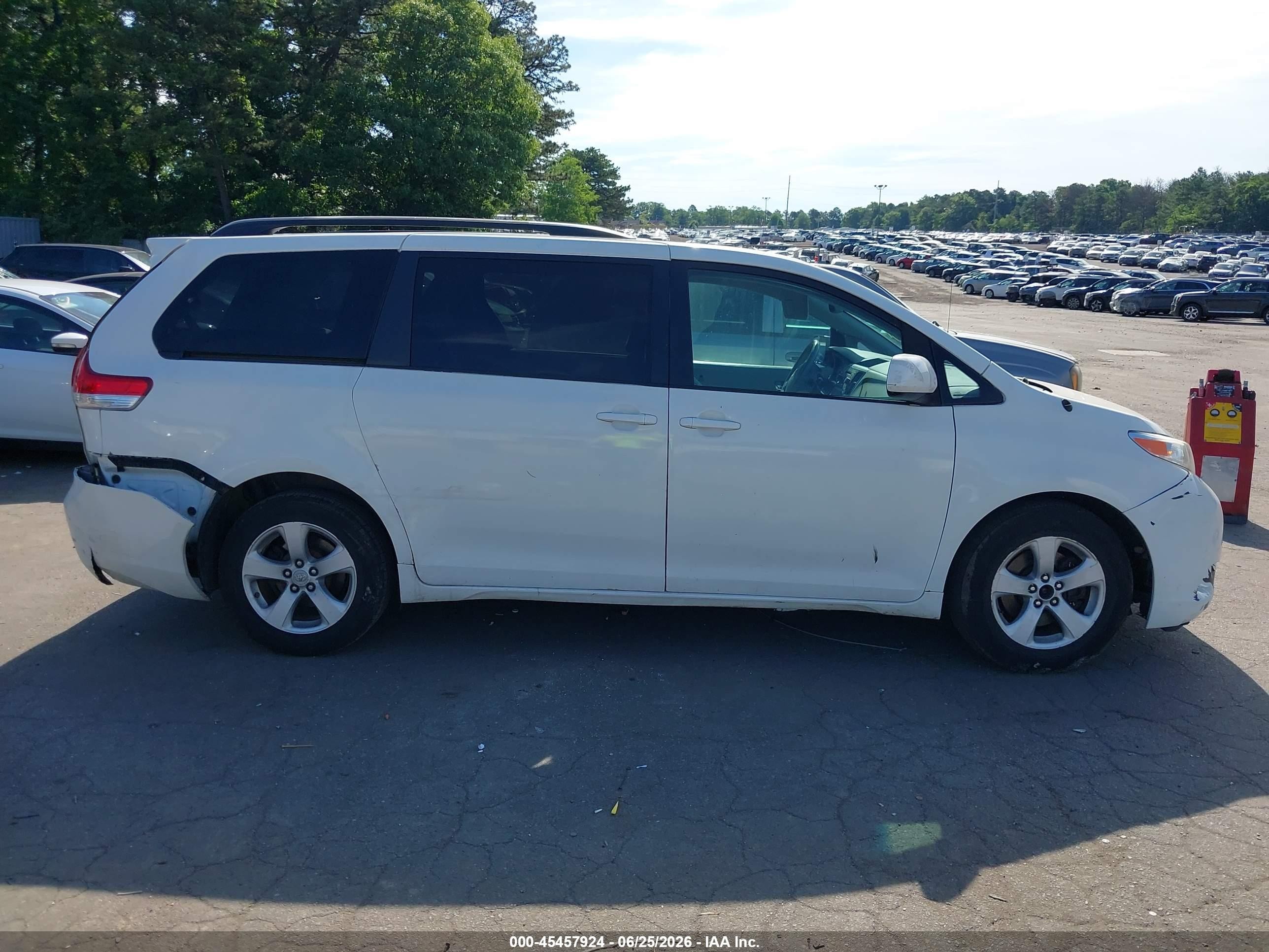 2011 Toyota Sienna Le V6 White vin: 5TDKK3DC6BS042679