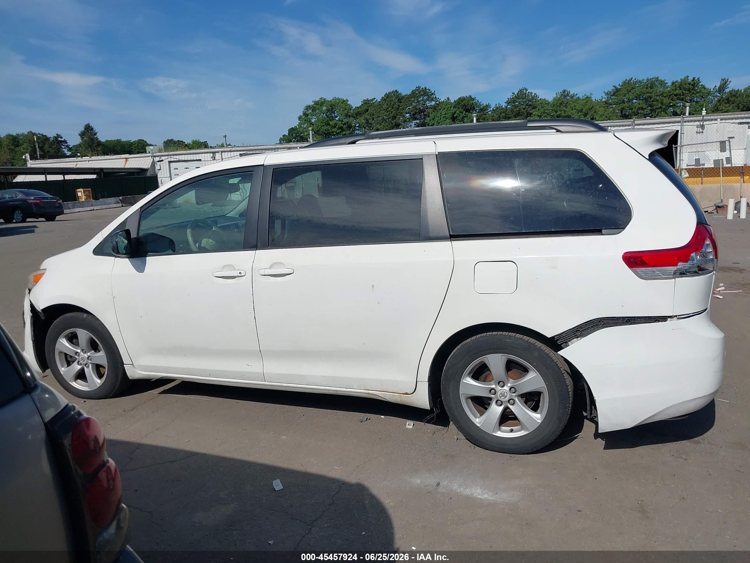 2011 Toyota Sienna Le V6 White vin: 5TDKK3DC6BS042679