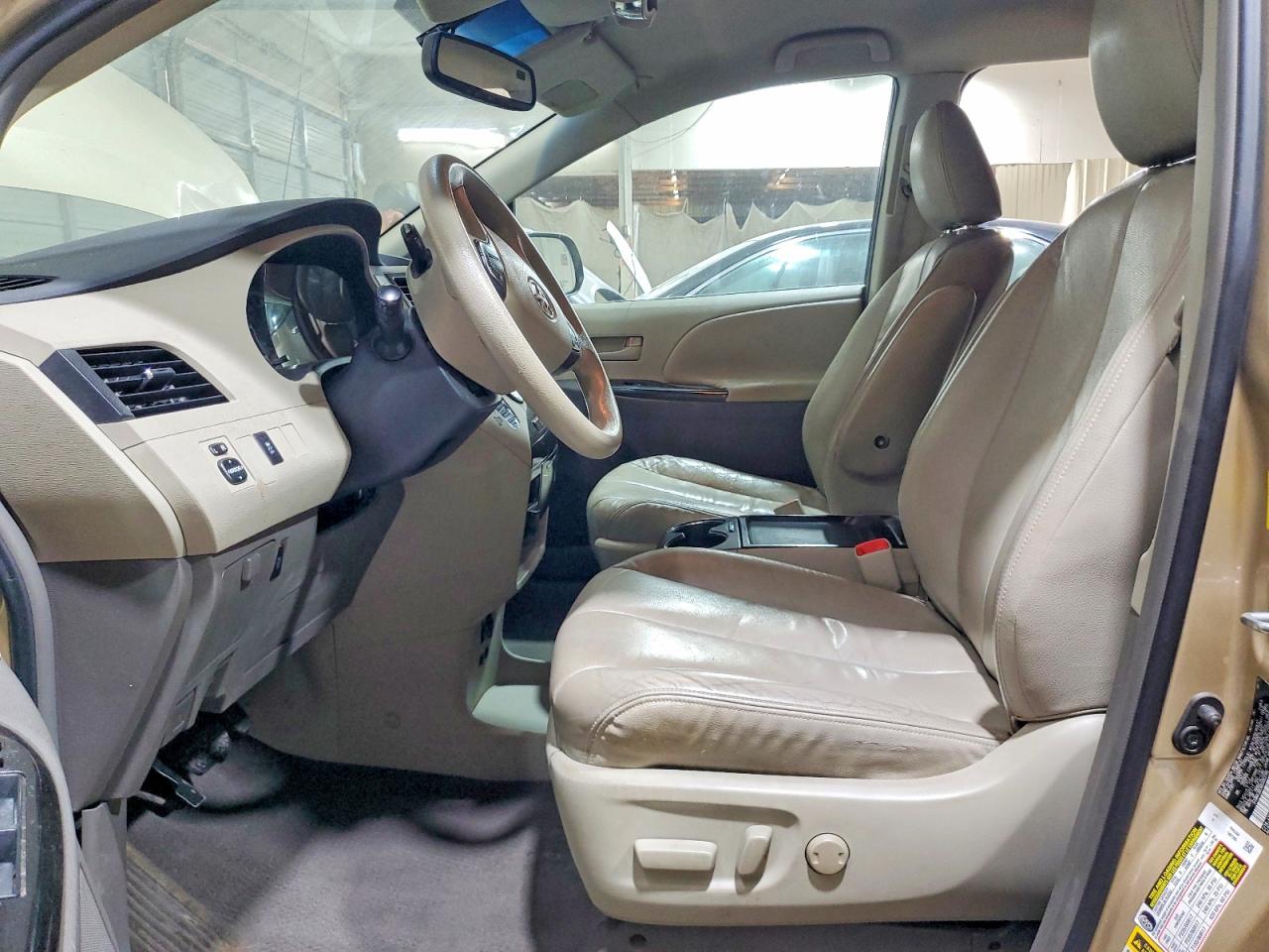 2011 Toyota Sienna Le Tan vin: 5TDKK3DC6BS053195