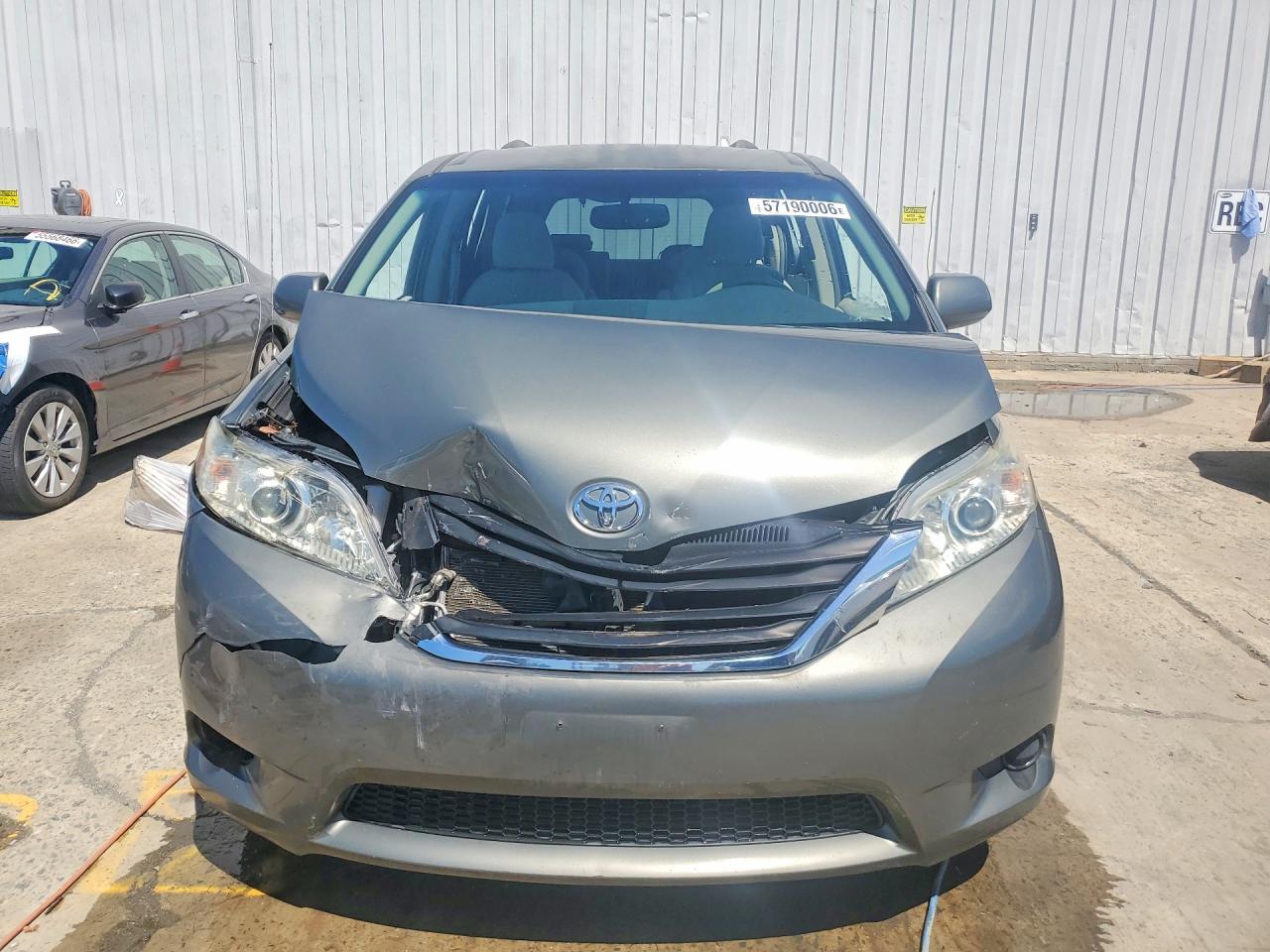 2011 Toyota Sienna Le Gray vin: 5TDKK3DC6BS076606