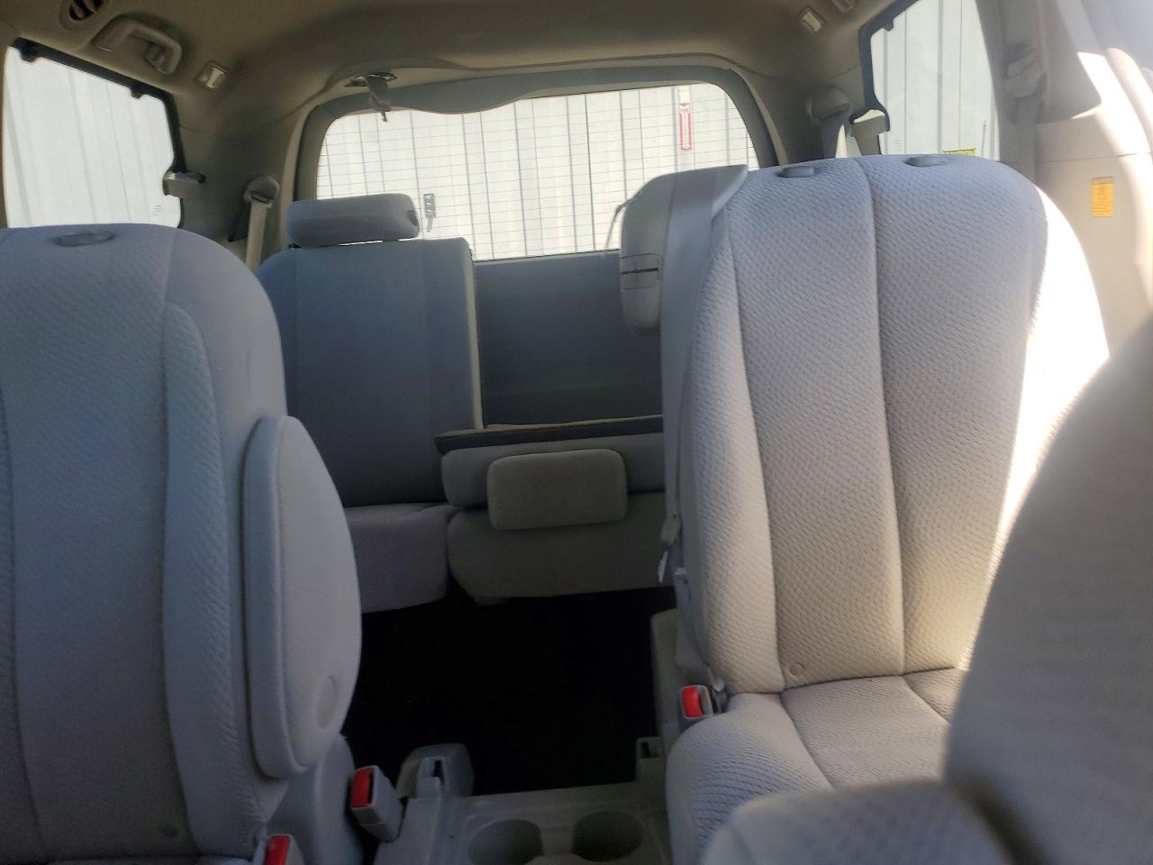 2011 Toyota Sienna Le Gray vin: 5TDKK3DC6BS076606
