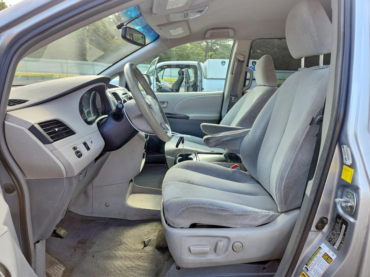 2011 Toyota Sienna Le Gray vin: 5TDKK3DC6BS085998