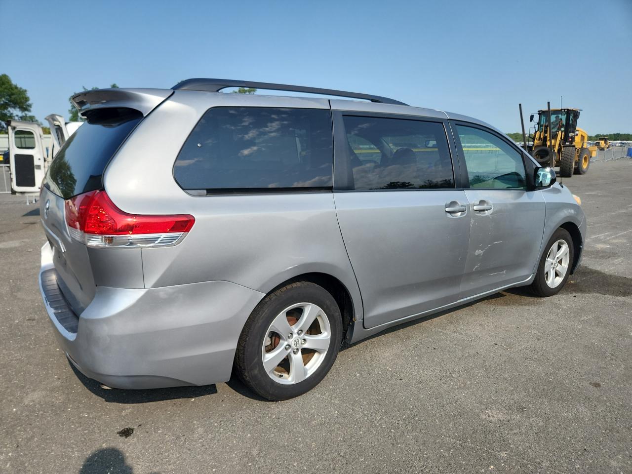2011 Toyota Sienna Le Gray vin: 5TDKK3DC6BS085998 Damage: Right Qtr Panel, Dent(S) W/ Paint Dmg, 6 To 7 Inches