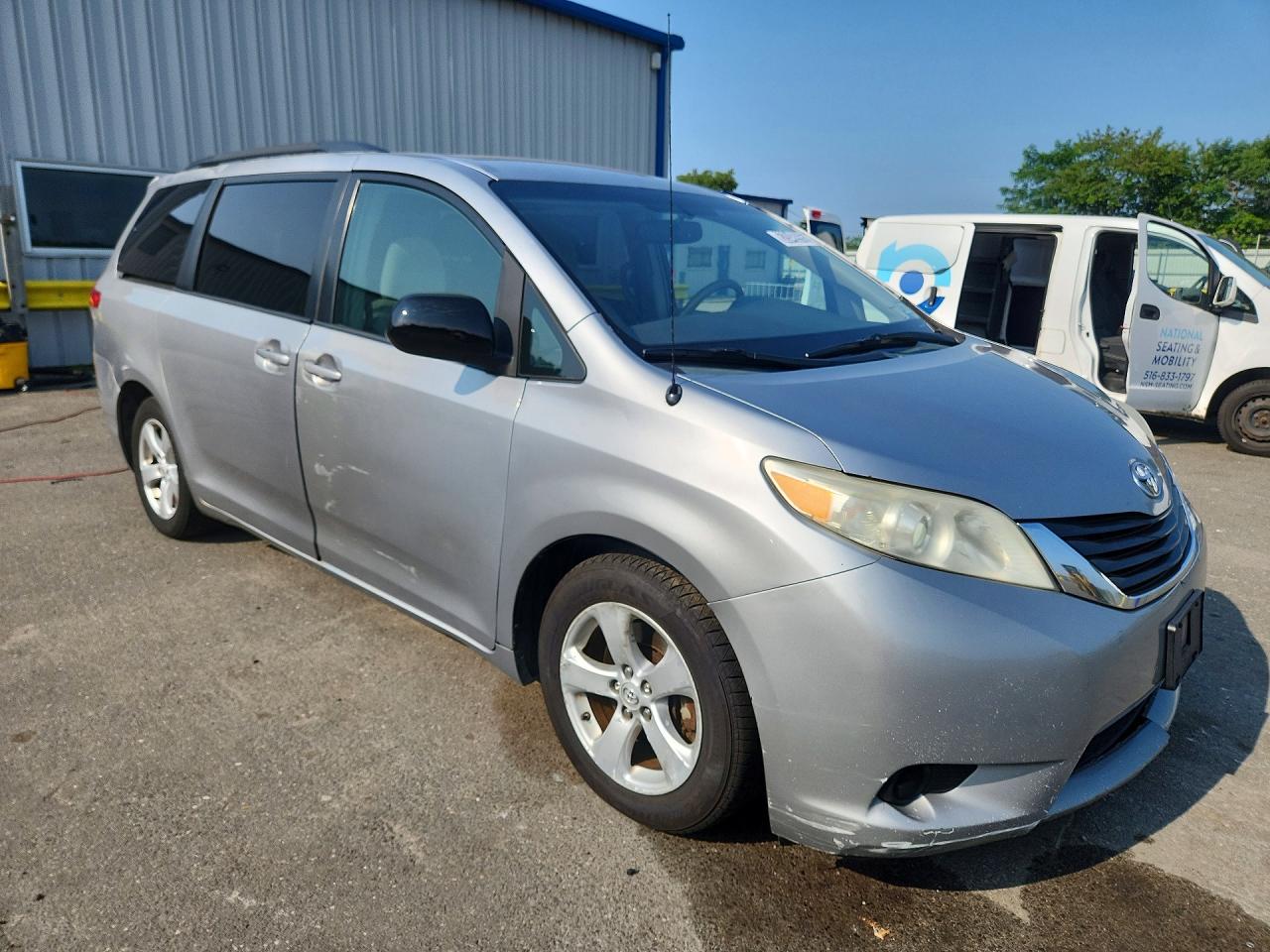2011 Toyota Sienna Le Gray vin: 5TDKK3DC6BS085998