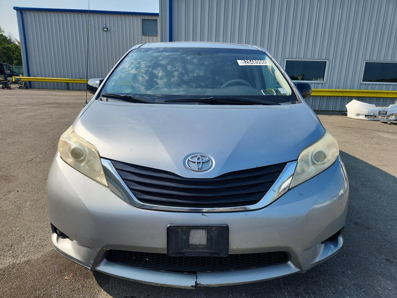 2011 Toyota Sienna Le Gray vin: 5TDKK3DC6BS085998