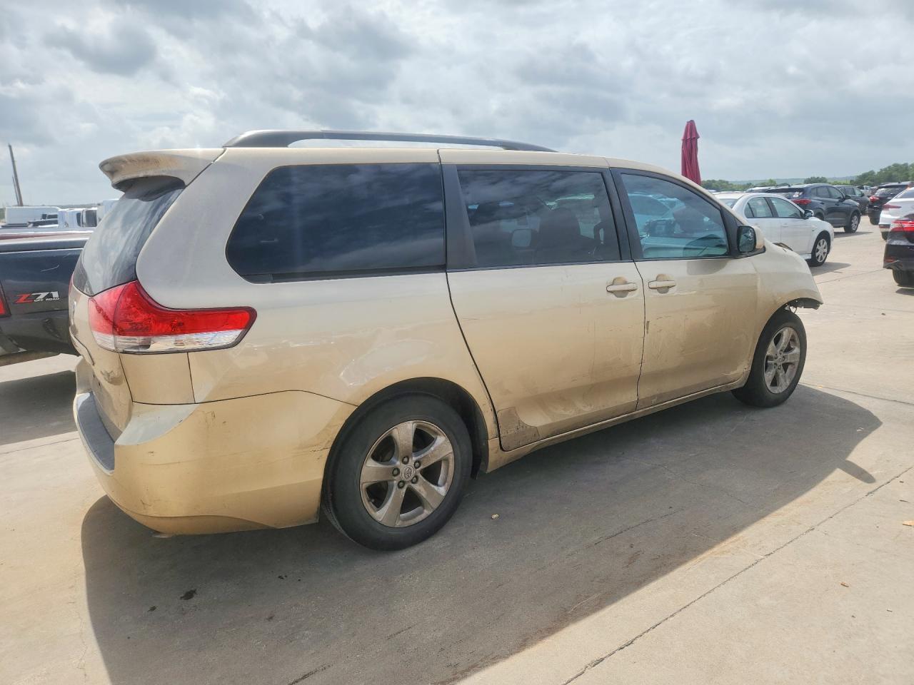 2011 Toyota Sienna Le Бежевый vin: 5TDKK3DC6BS089484