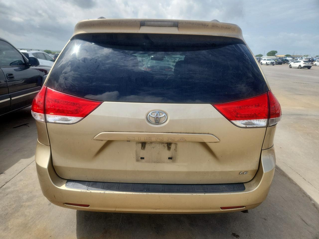 2011 Toyota Sienna Le Бежевый vin: 5TDKK3DC6BS089484