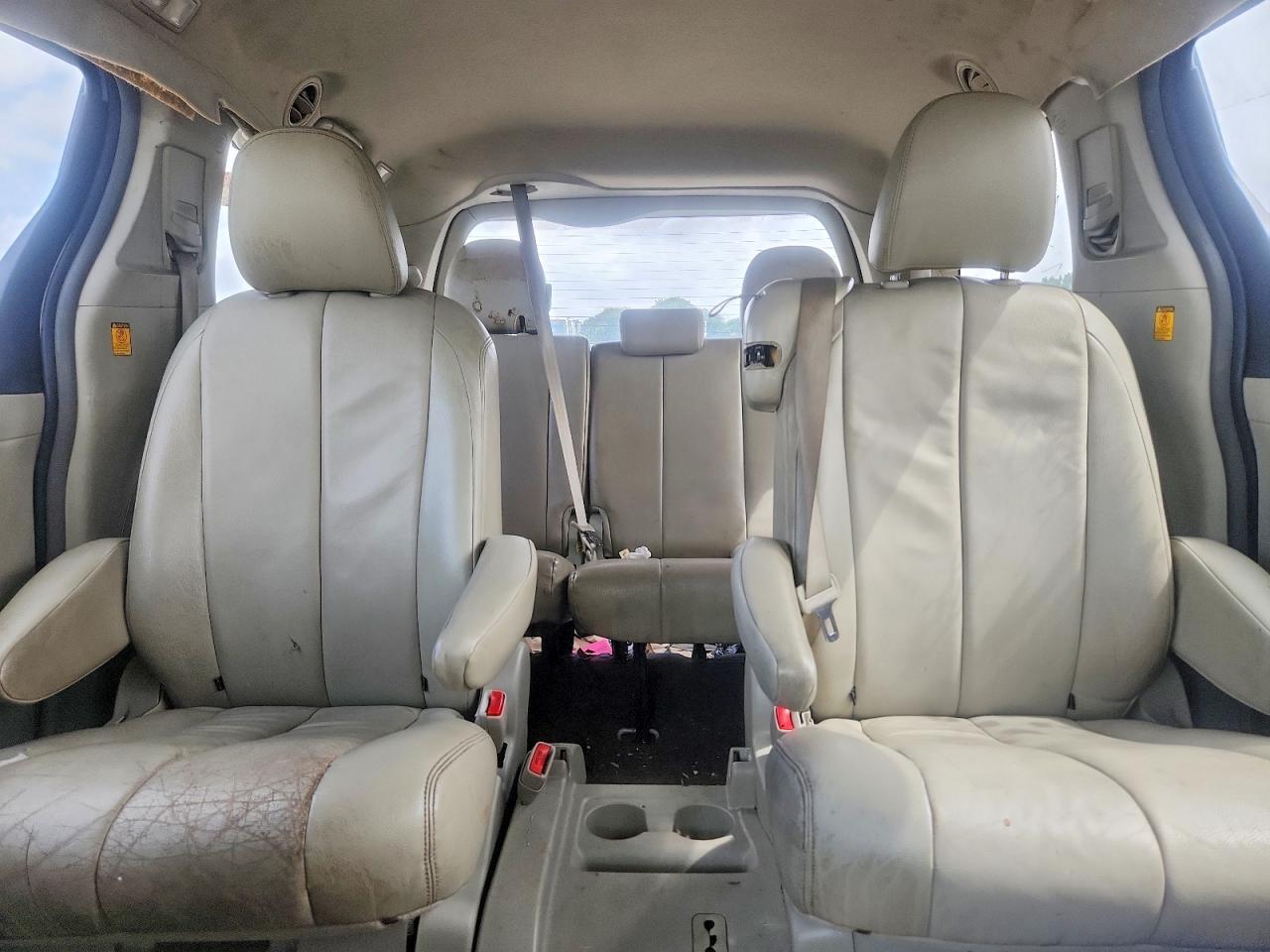 2011 Toyota Sienna Le Бежевый vin: 5TDKK3DC6BS089484