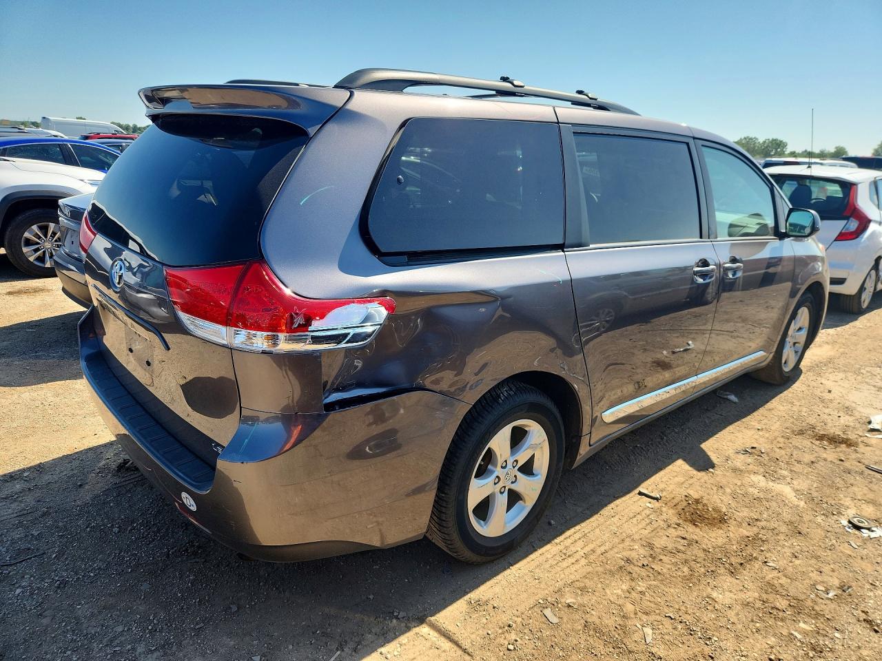 2011 Toyota Sienna Le Угольный vin: 5TDKK3DC6BS107384