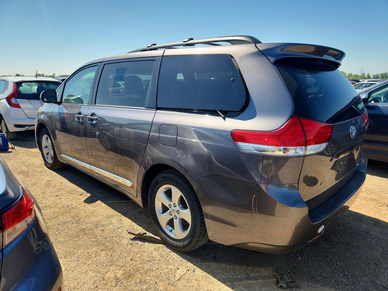 2011 Toyota Sienna Le Угольный vin: 5TDKK3DC6BS107384