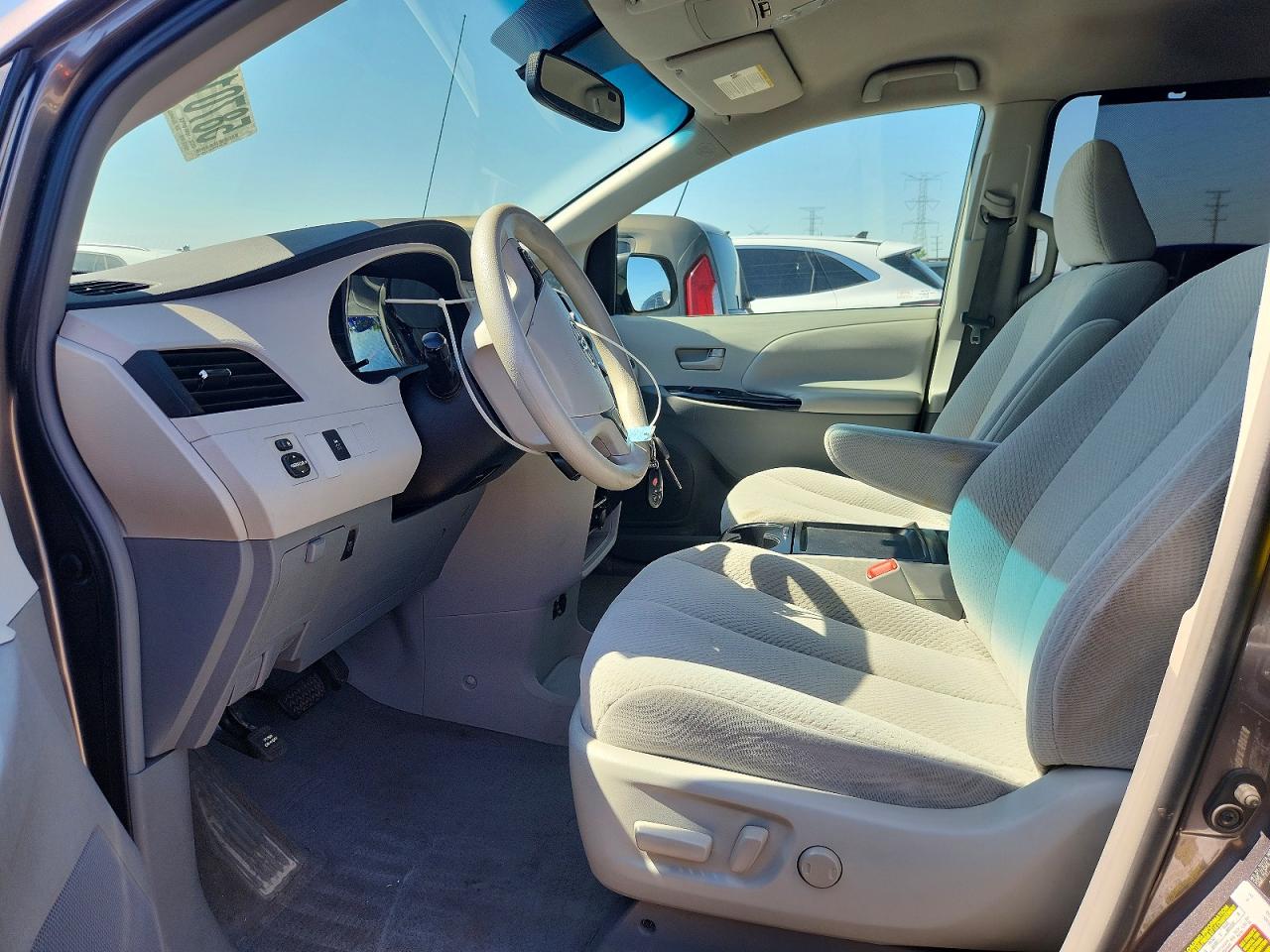 2011 Toyota Sienna Le Угольный vin: 5TDKK3DC6BS107384