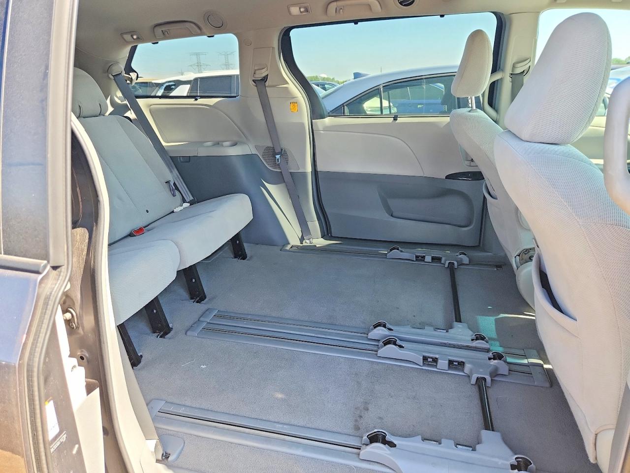 2011 Toyota Sienna Le Угольный vin: 5TDKK3DC6BS107384