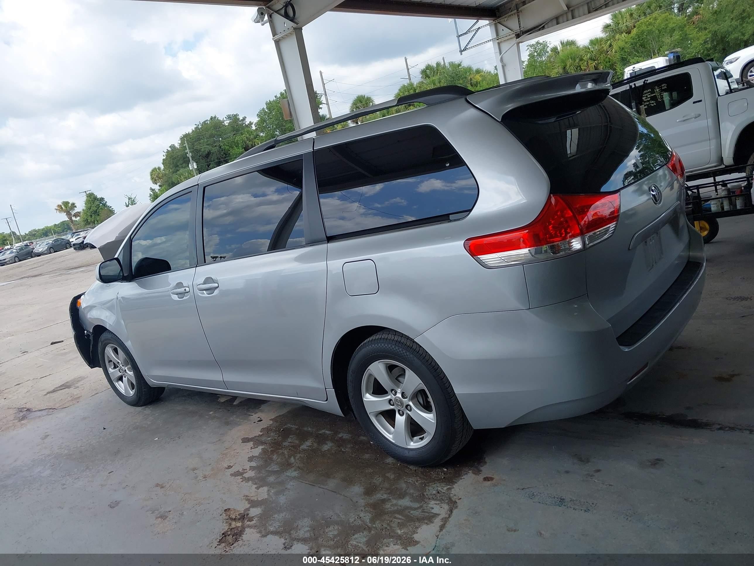 2011 Toyota Sienna Le V6 Silver vin: 5TDKK3DC6BS126937