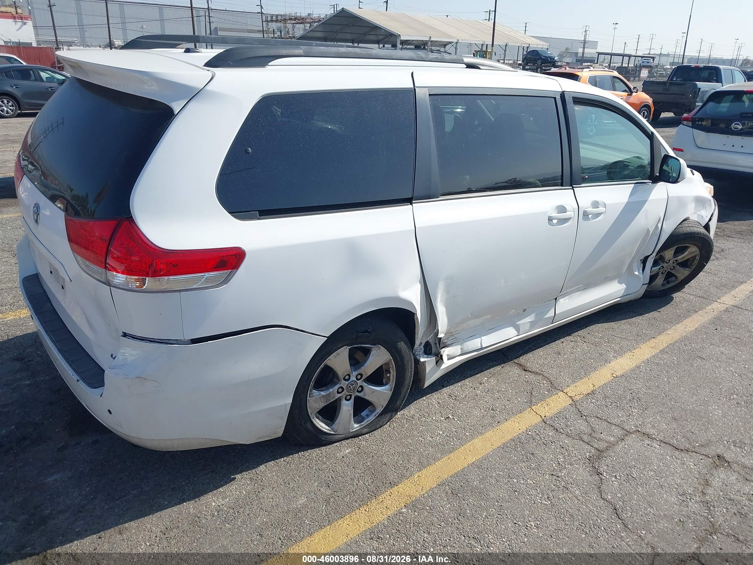 2011 Toyota Sienna Le V6 Белый vin: 5TDKK3DC6BS129384