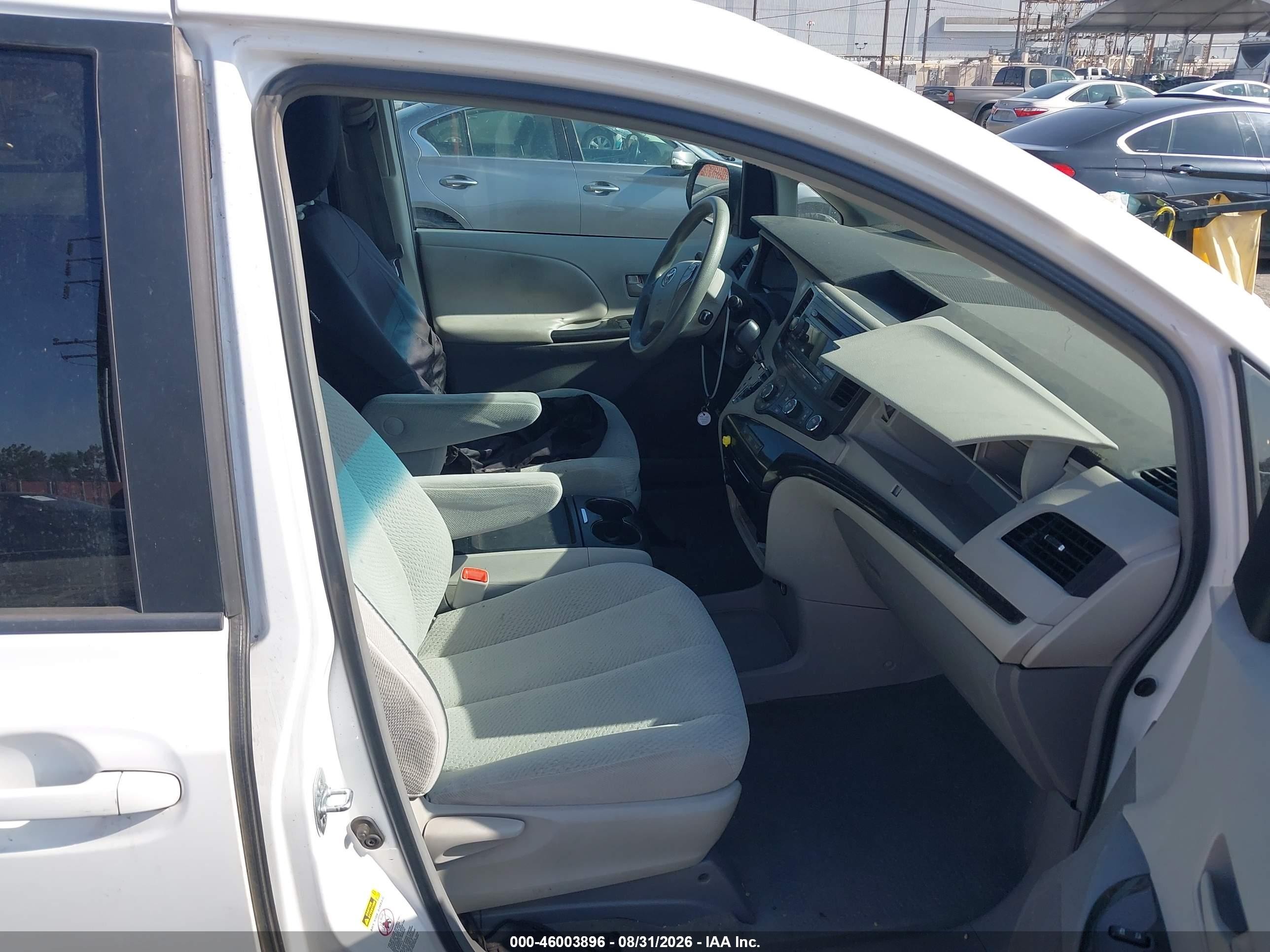 2011 Toyota Sienna Le V6 Белый vin: 5TDKK3DC6BS129384