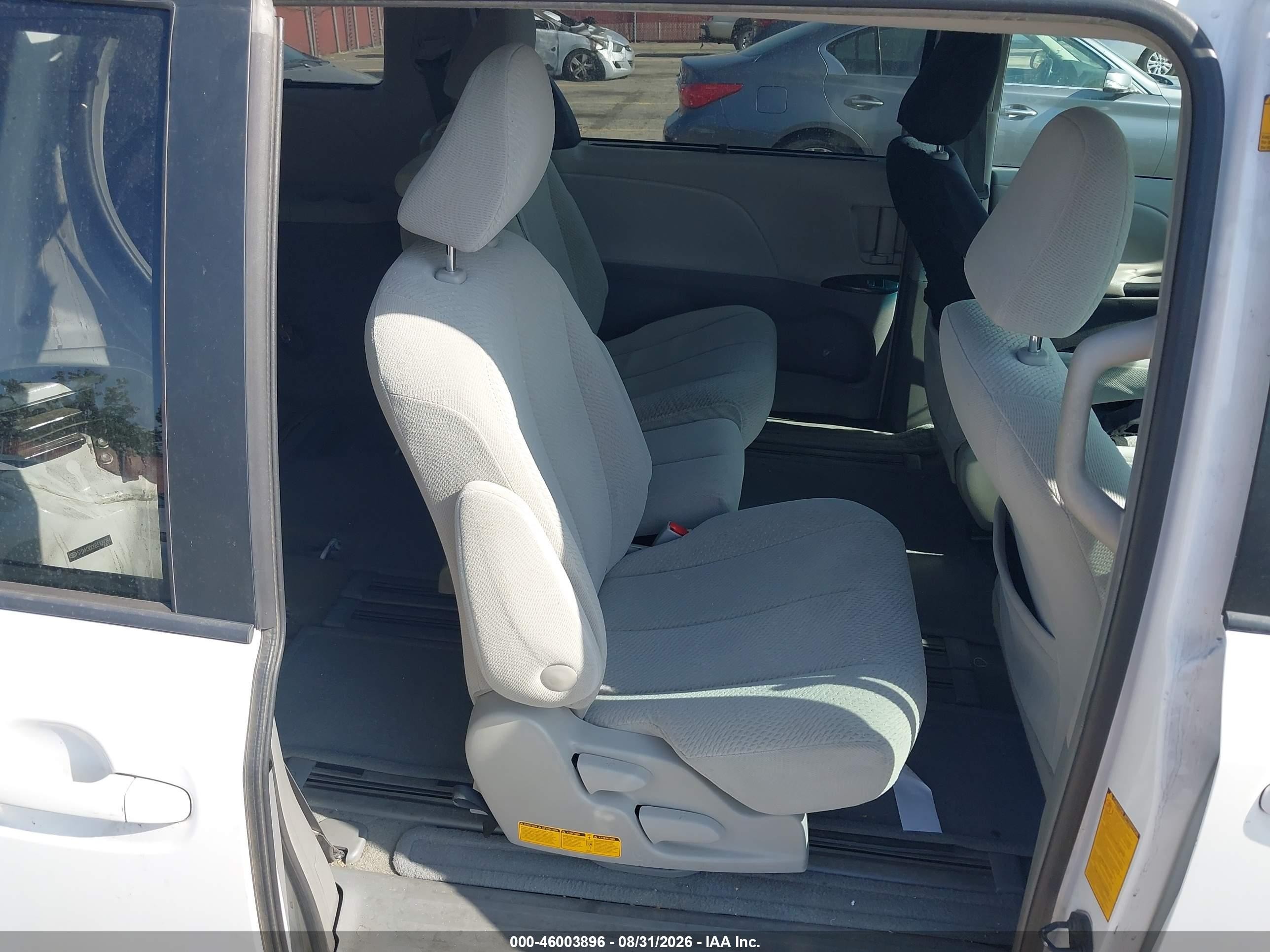 2011 Toyota Sienna Le V6 Белый vin: 5TDKK3DC6BS129384