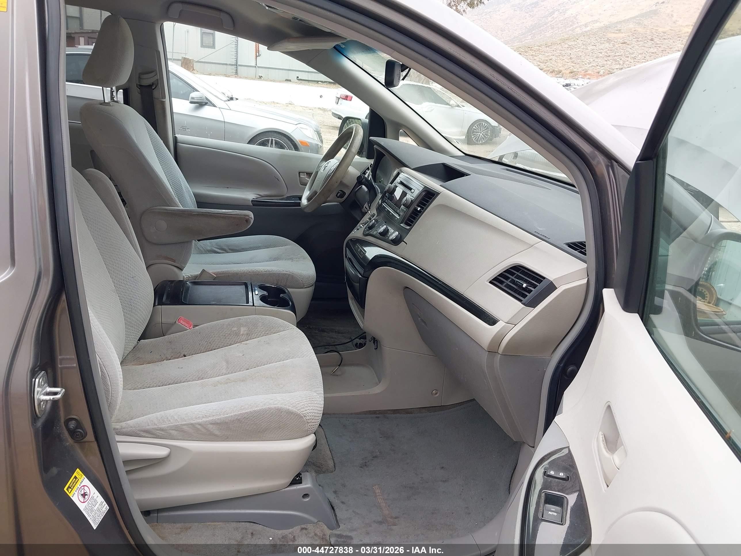 2011 Toyota Sienna Le V6 Gray vin: 5TDKK3DC6BS130289