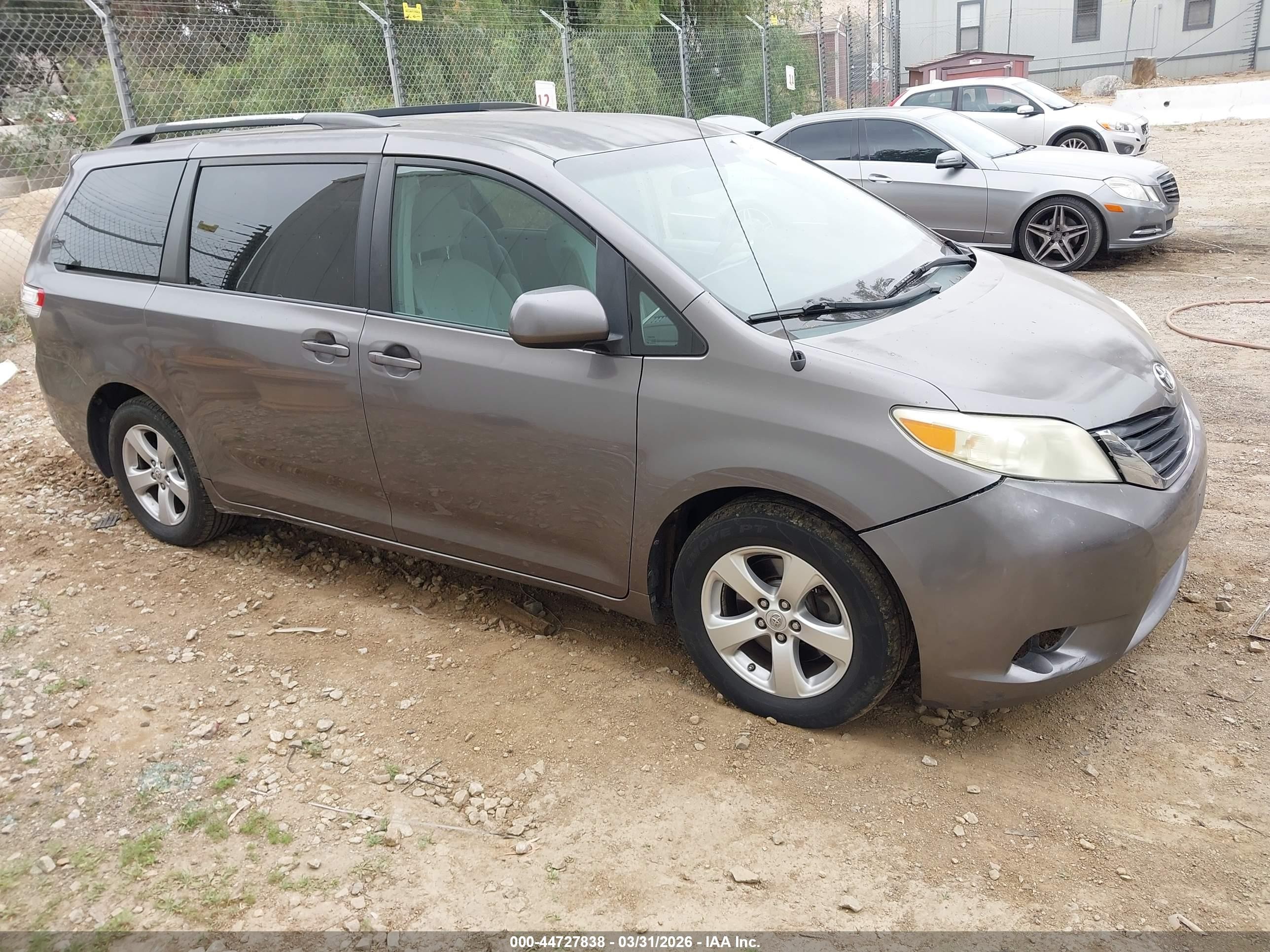 2011 Toyota Sienna Le V6 Gray vin: 5TDKK3DC6BS130289