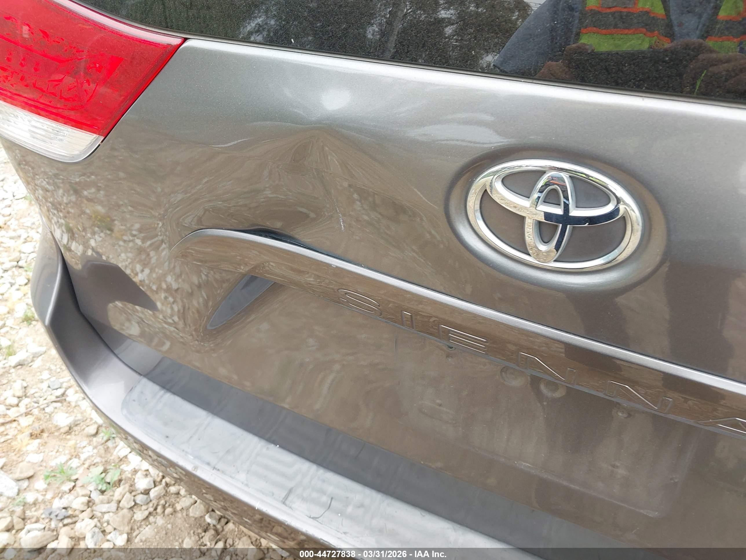 2011 Toyota Sienna Le V6 Gray vin: 5TDKK3DC6BS130289
